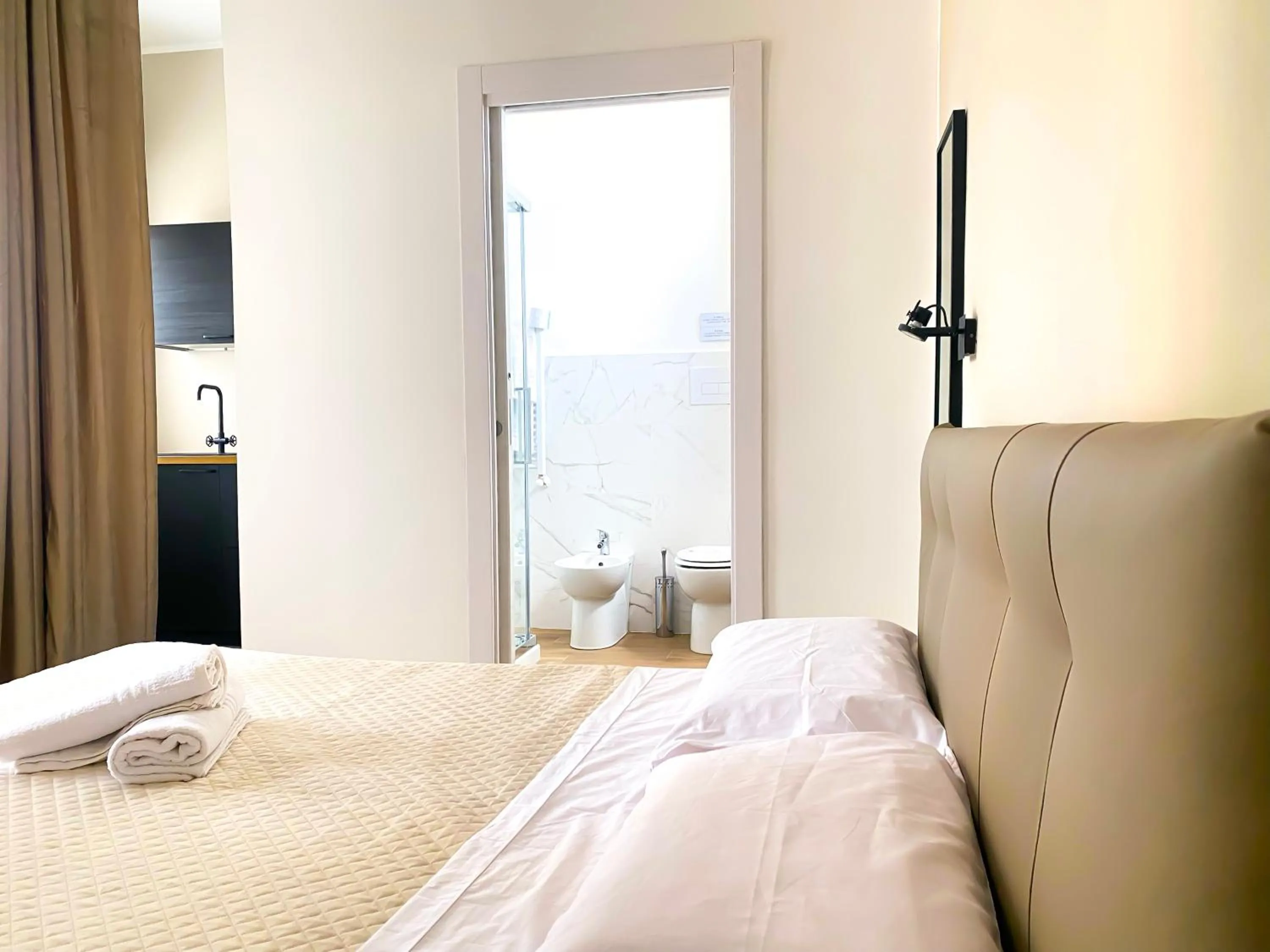 Bedroom, Bed in Leone Suite B&B & Restaurant AIC