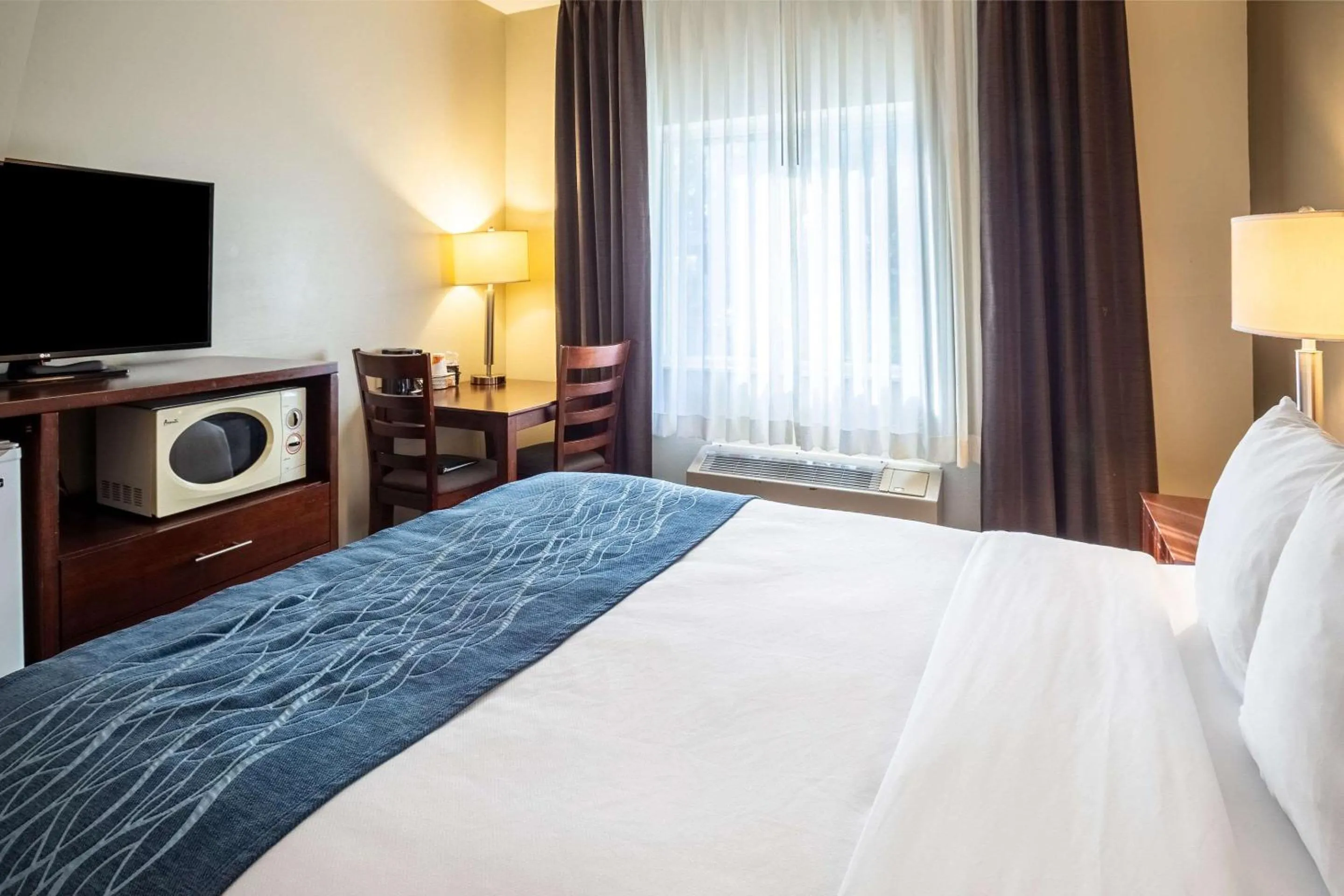 Bedroom, Bed in Comfort Inn Lacey - Olympia