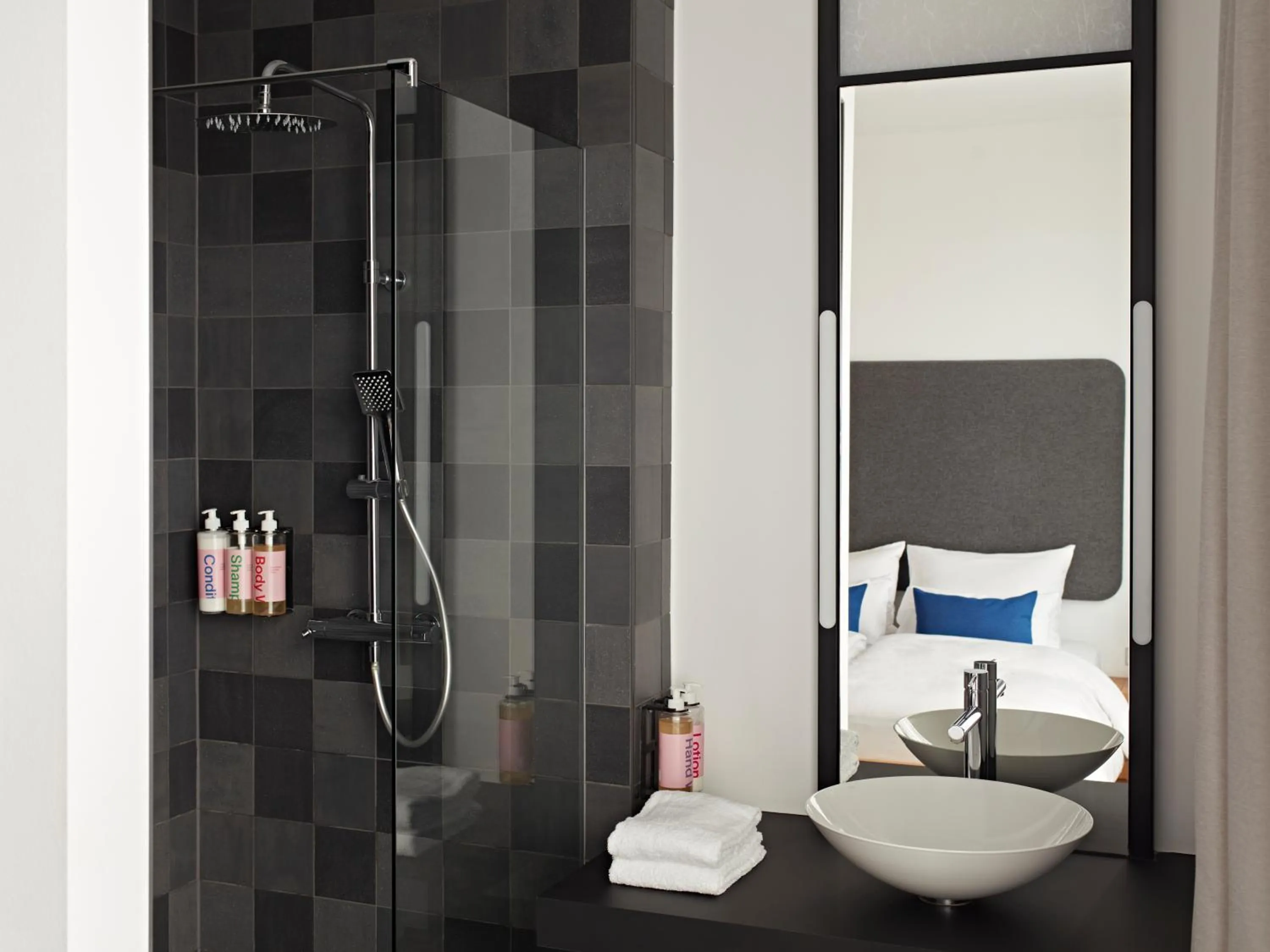 Shower in Numa Berlin Drift