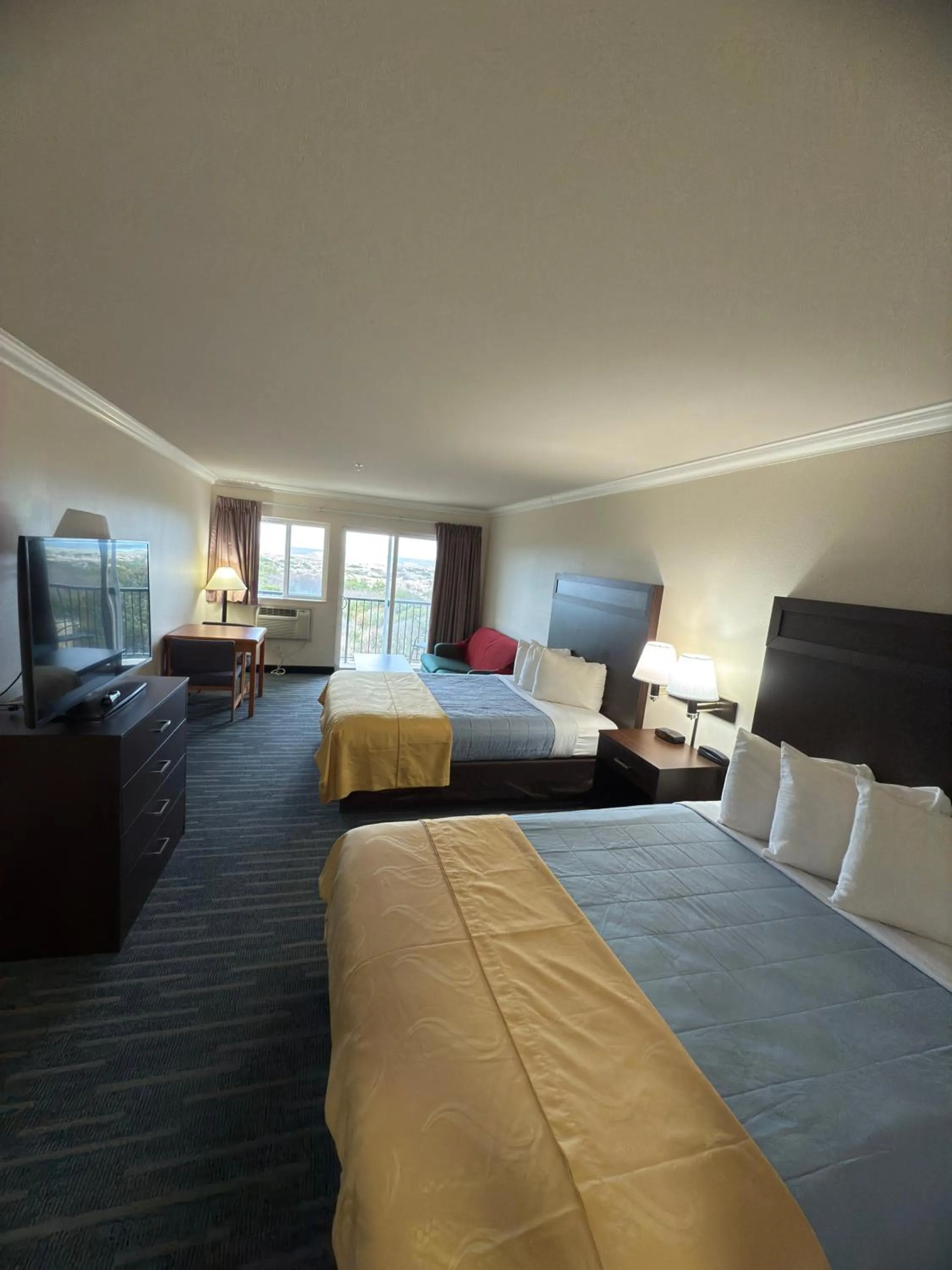 Bed in Coratel Inn and Suites By Jasper Ocean Shores