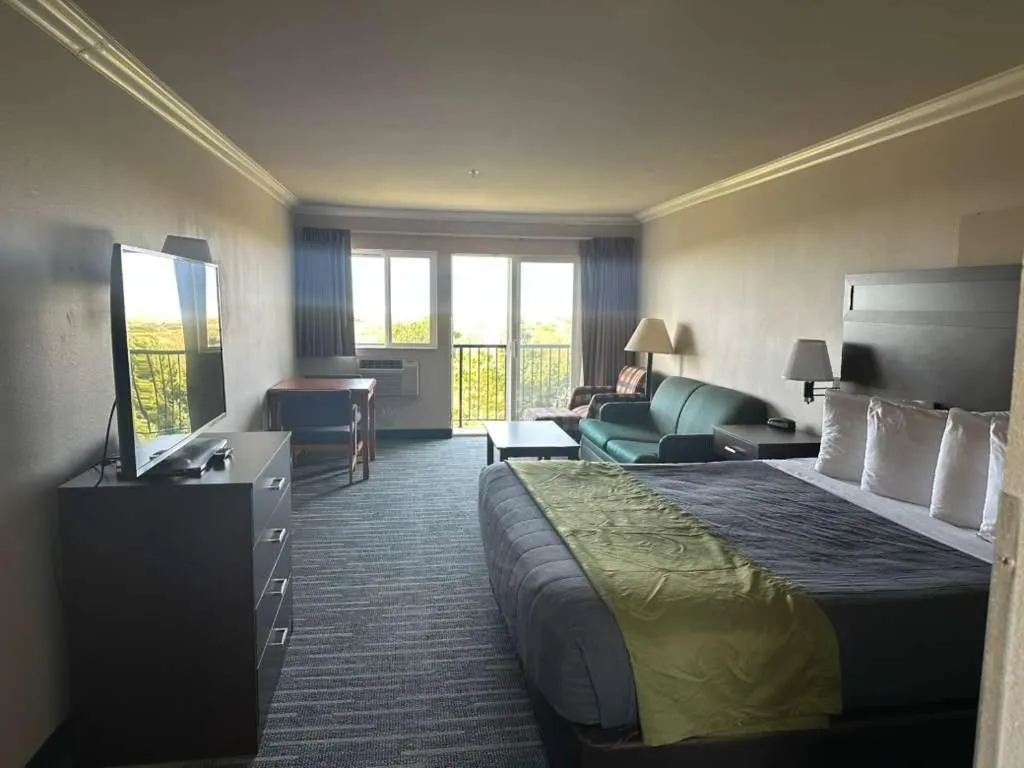 Bed in Coratel Inn and Suites By Jasper Ocean Shores