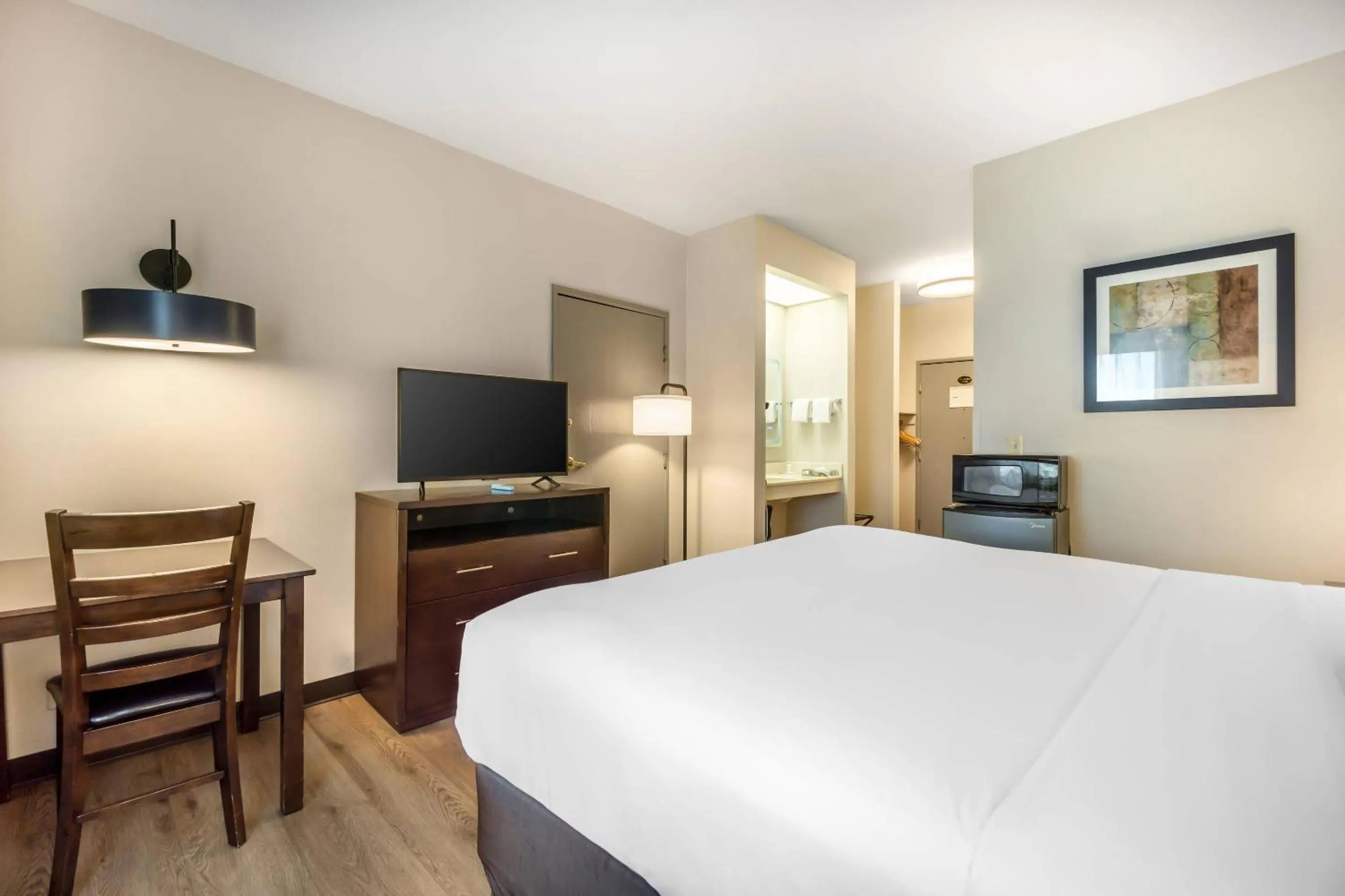 Bedroom, Bed in Comfort Inn Federal Way - Seattle