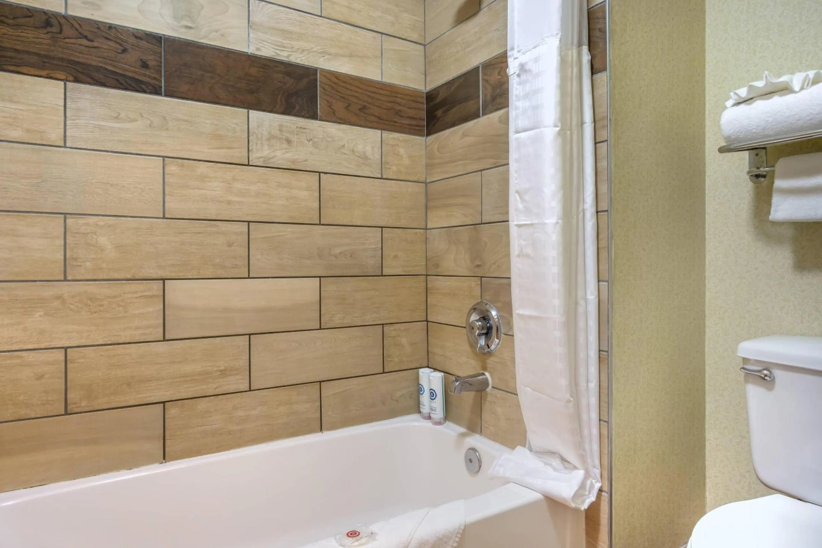 Bedroom in Comfort Inn Federal Way - Seattle