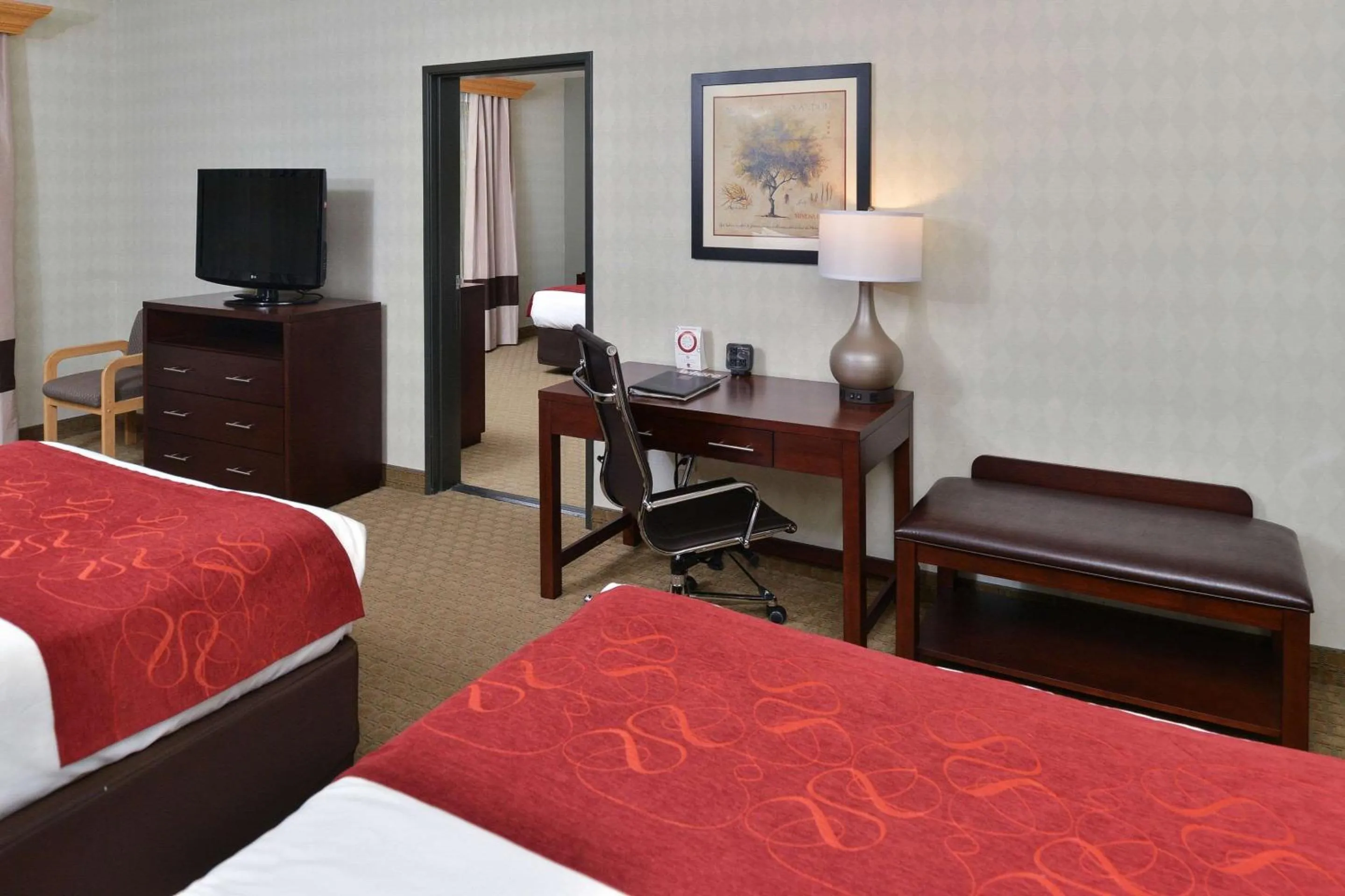 Photo of the whole room, Bed in Comfort Suites Airport Tukwila Seattle