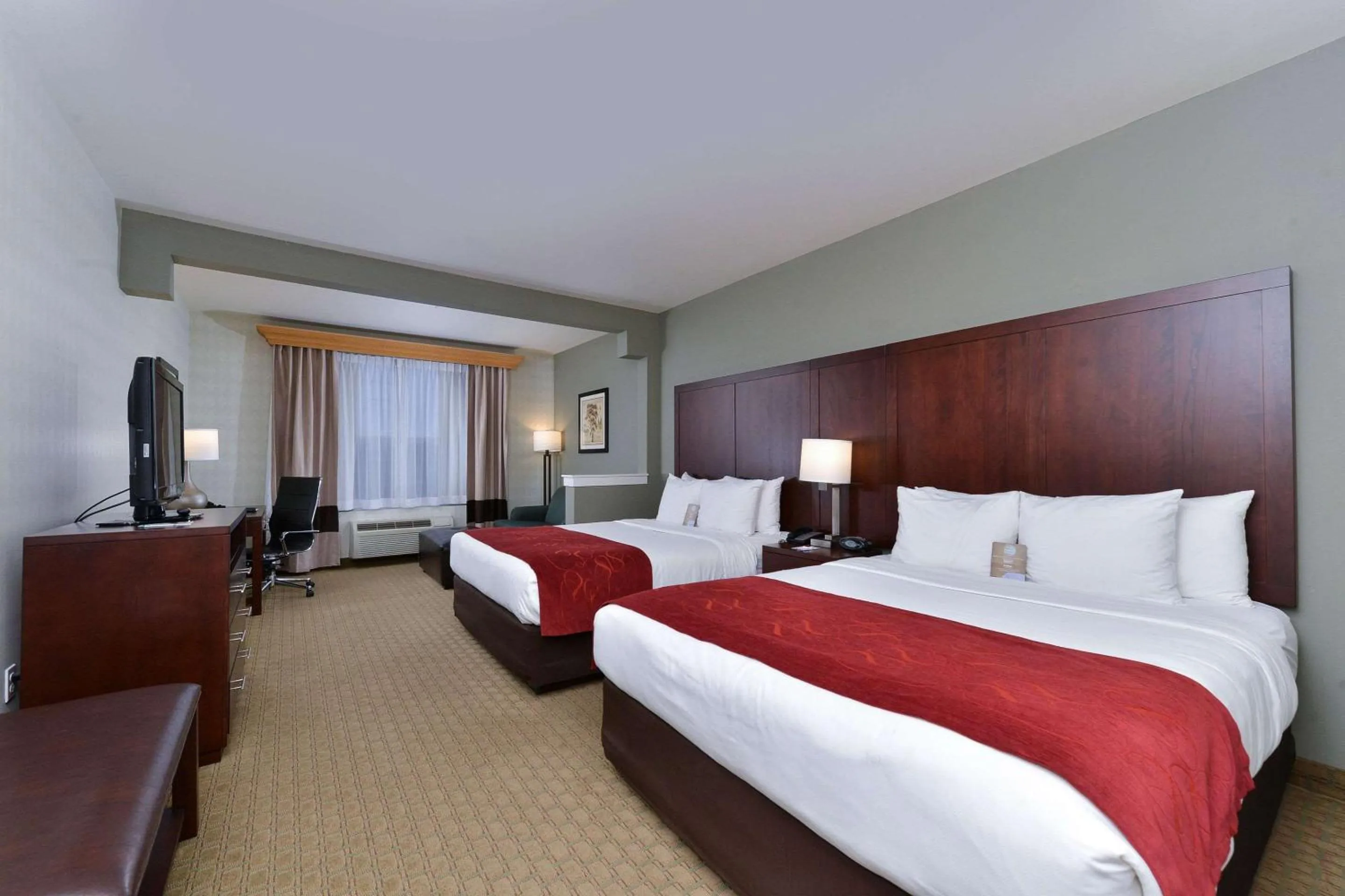 Photo of the whole room, Bed in Comfort Suites Airport Tukwila Seattle