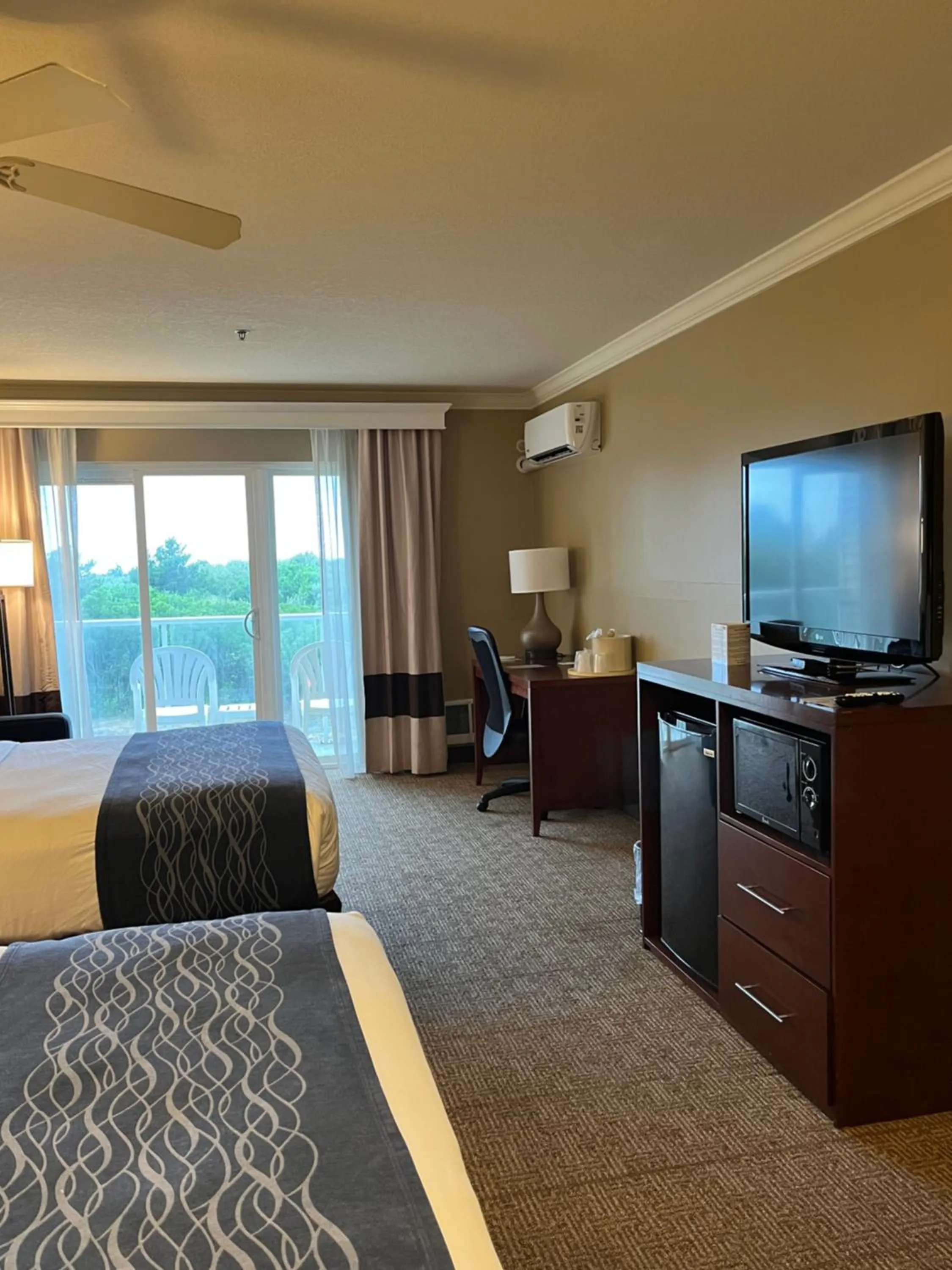 Bed in Comfort Inn & Suites Ocean Shores