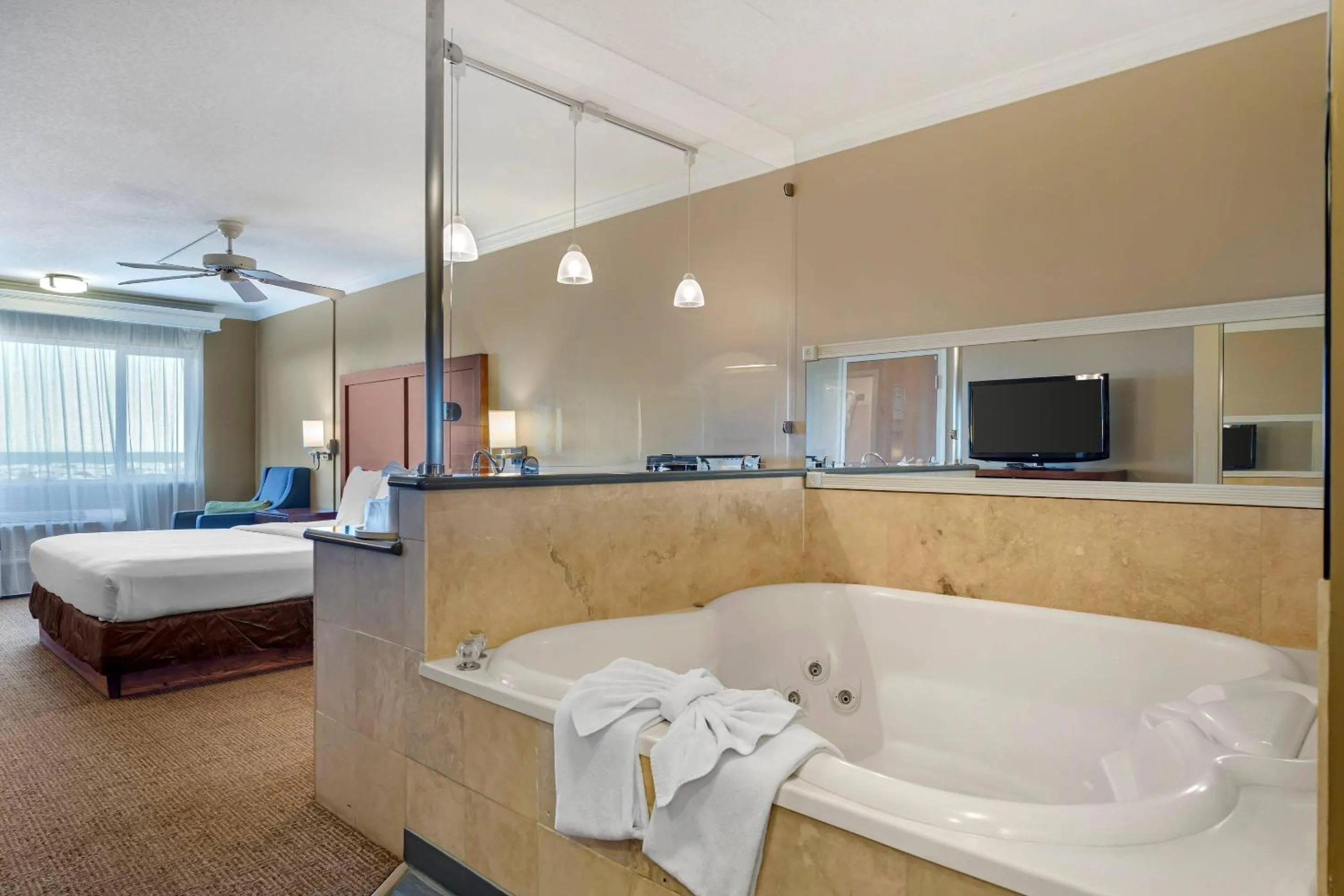 Bedroom, Bed in Comfort Inn & Suites Ocean Shores