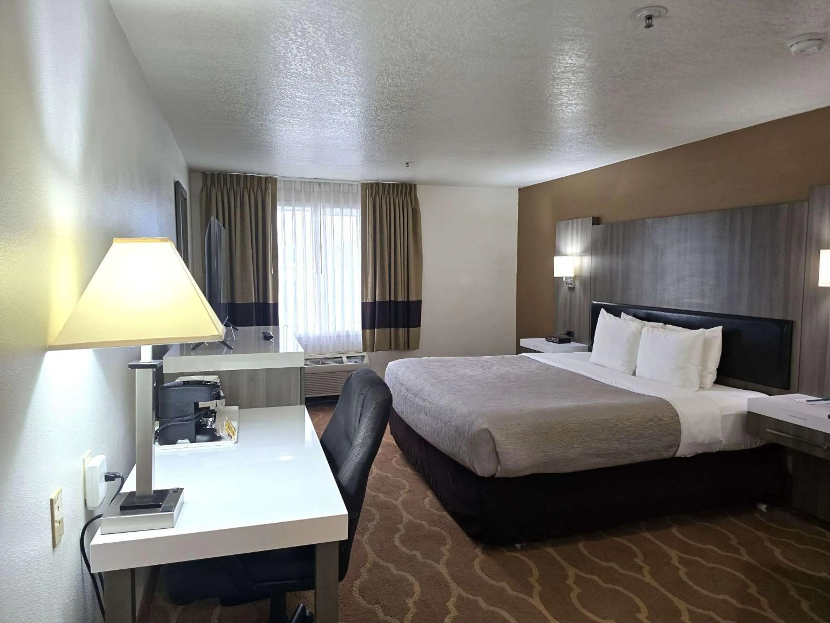 Bedroom, Bed in Quality Inn & Suites Longview Kelso