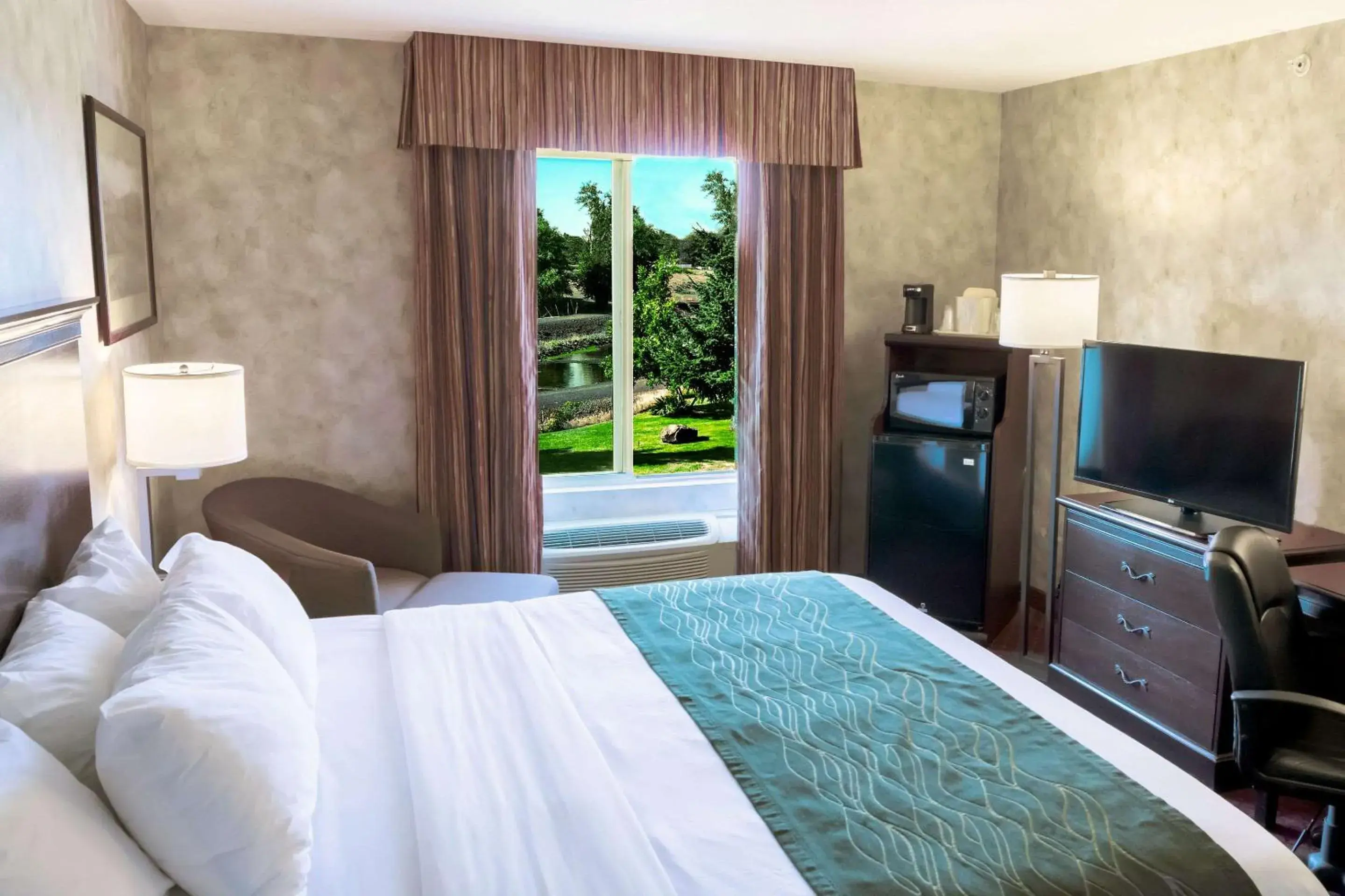 King Room - Non-Smoking in Comfort Inn & Suites Walla Walla King Room - Non-Smoking in Comfort Inn & Suites Walla Walla