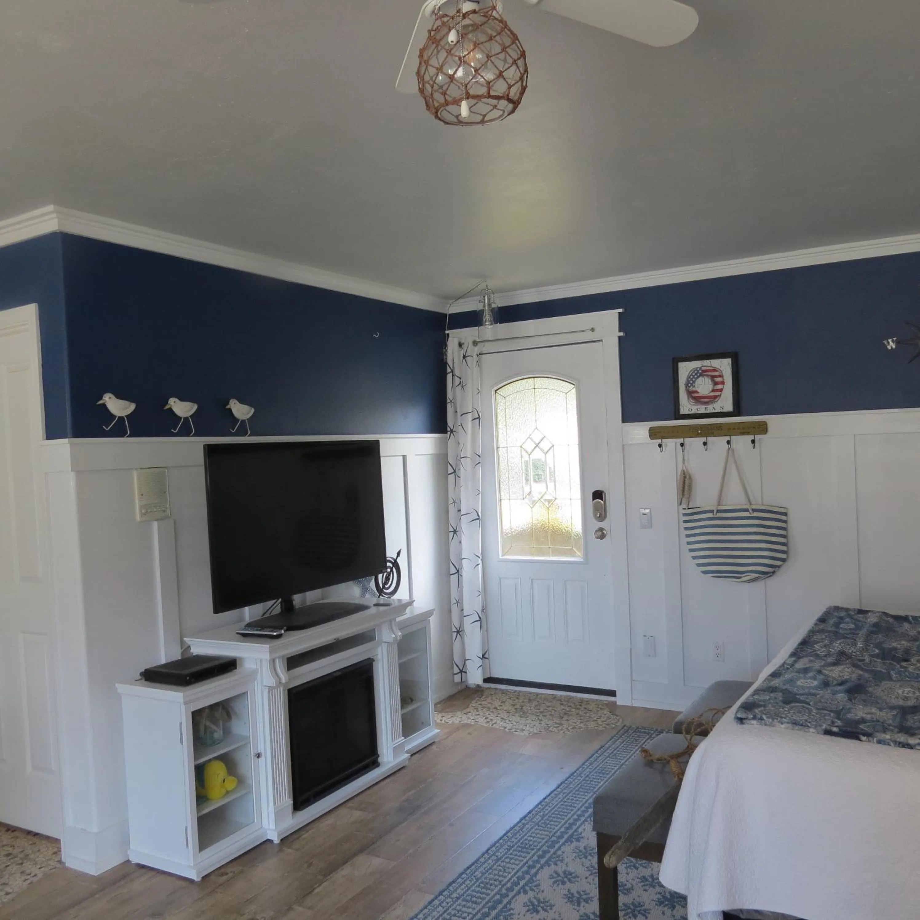 Living room, Bed in Tanbark Shores Guest Suite