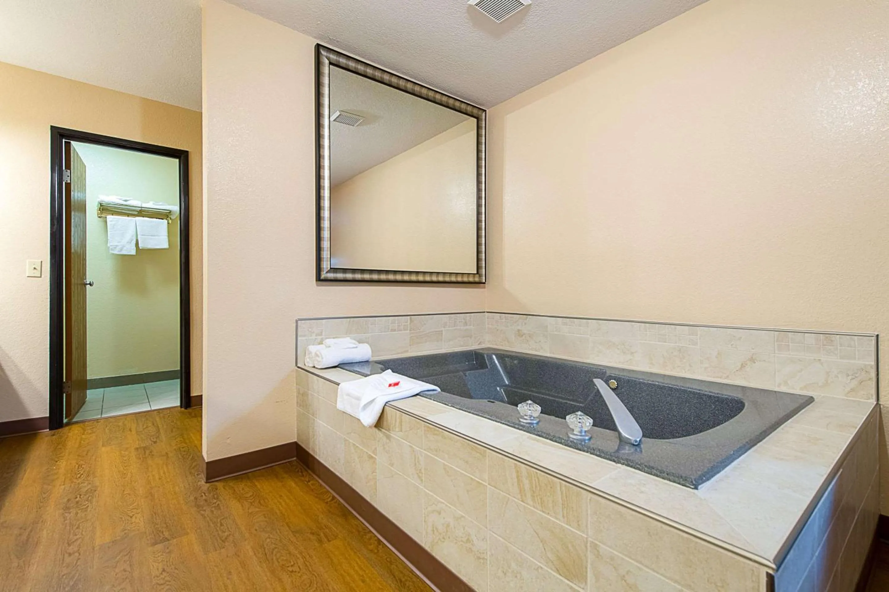 Photo of the whole room in Econo Lodge Buckley