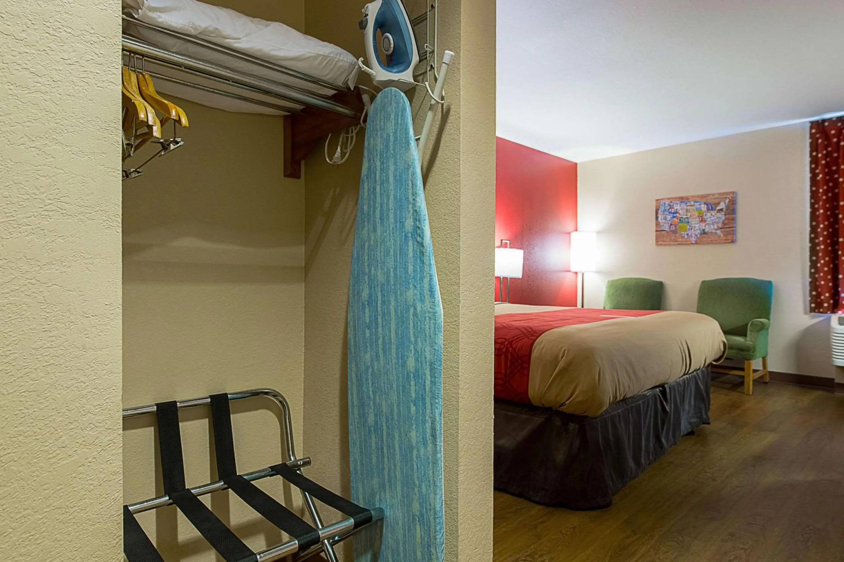 Photo of the whole room, Bed in Econo Lodge Buckley