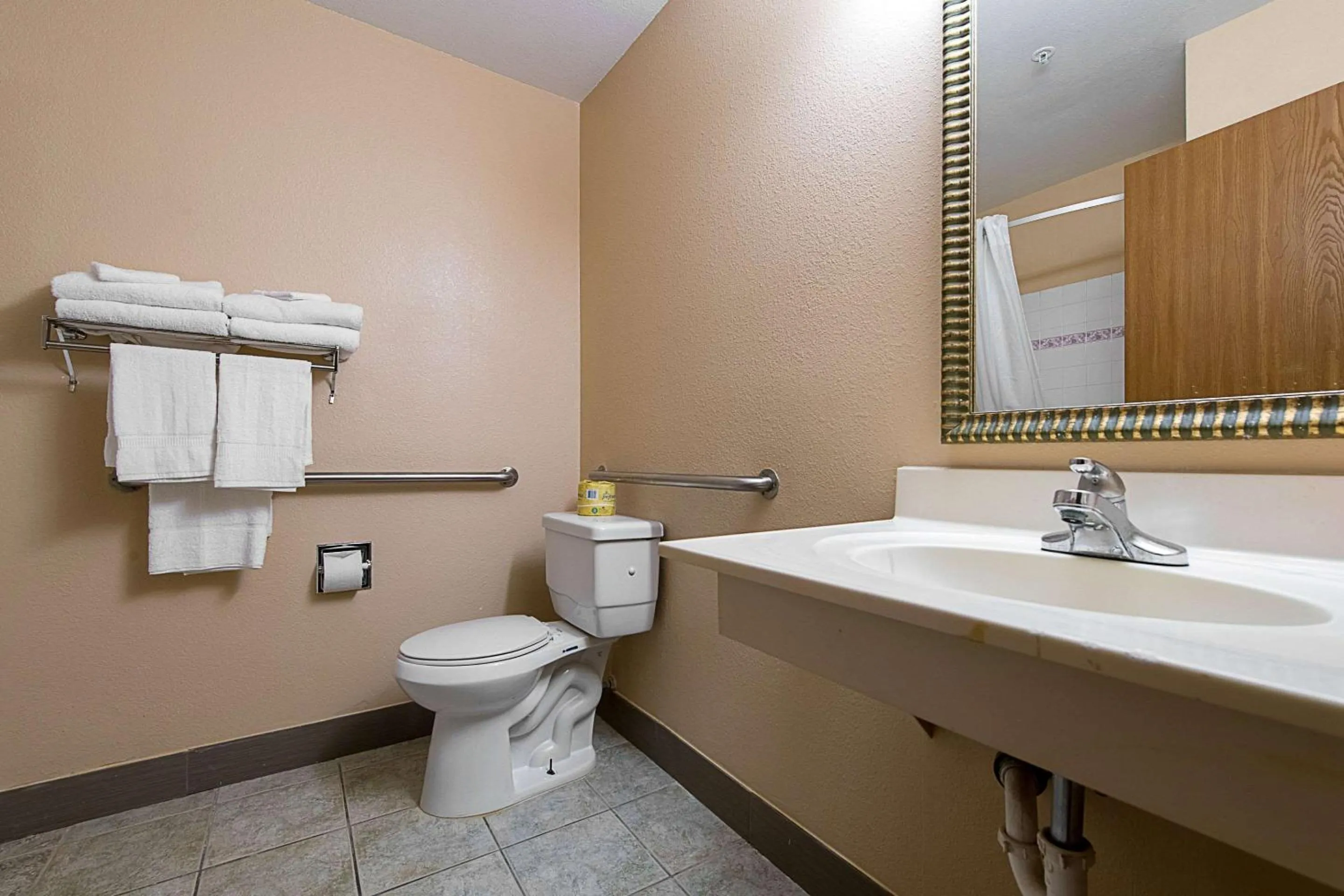 Photo of the whole room in Econo Lodge Buckley