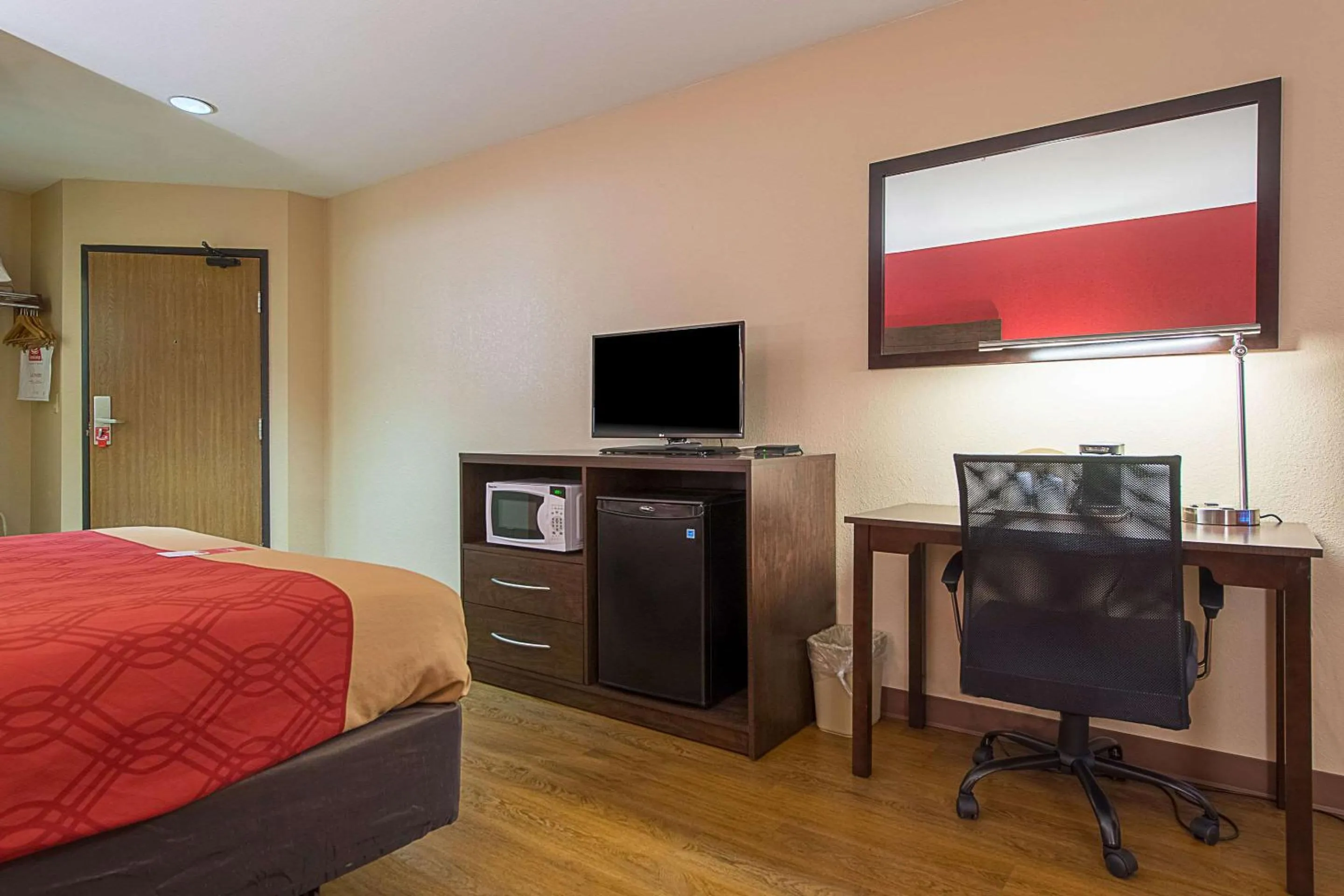 Photo of the whole room, Bed in Econo Lodge Buckley