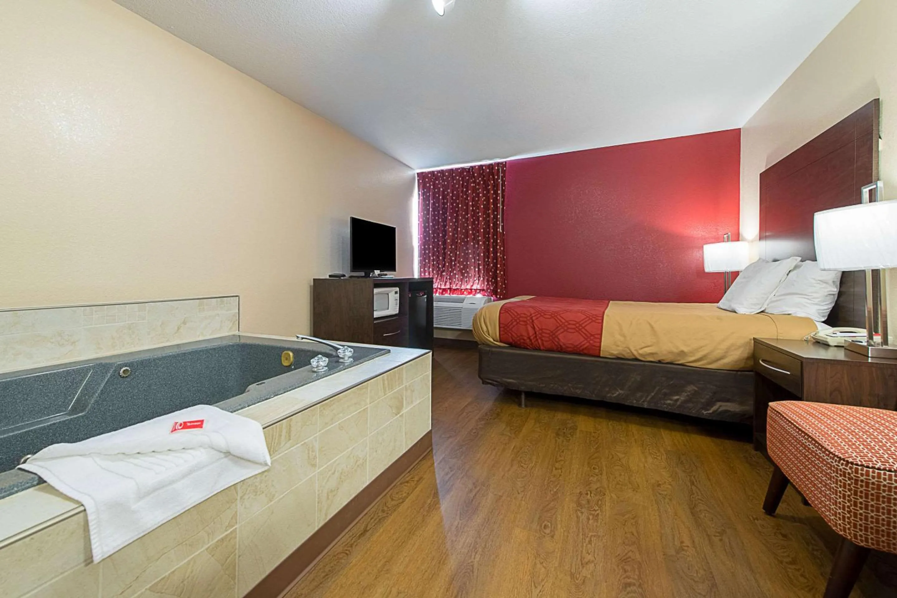 Photo of the whole room, Bed in Econo Lodge Buckley