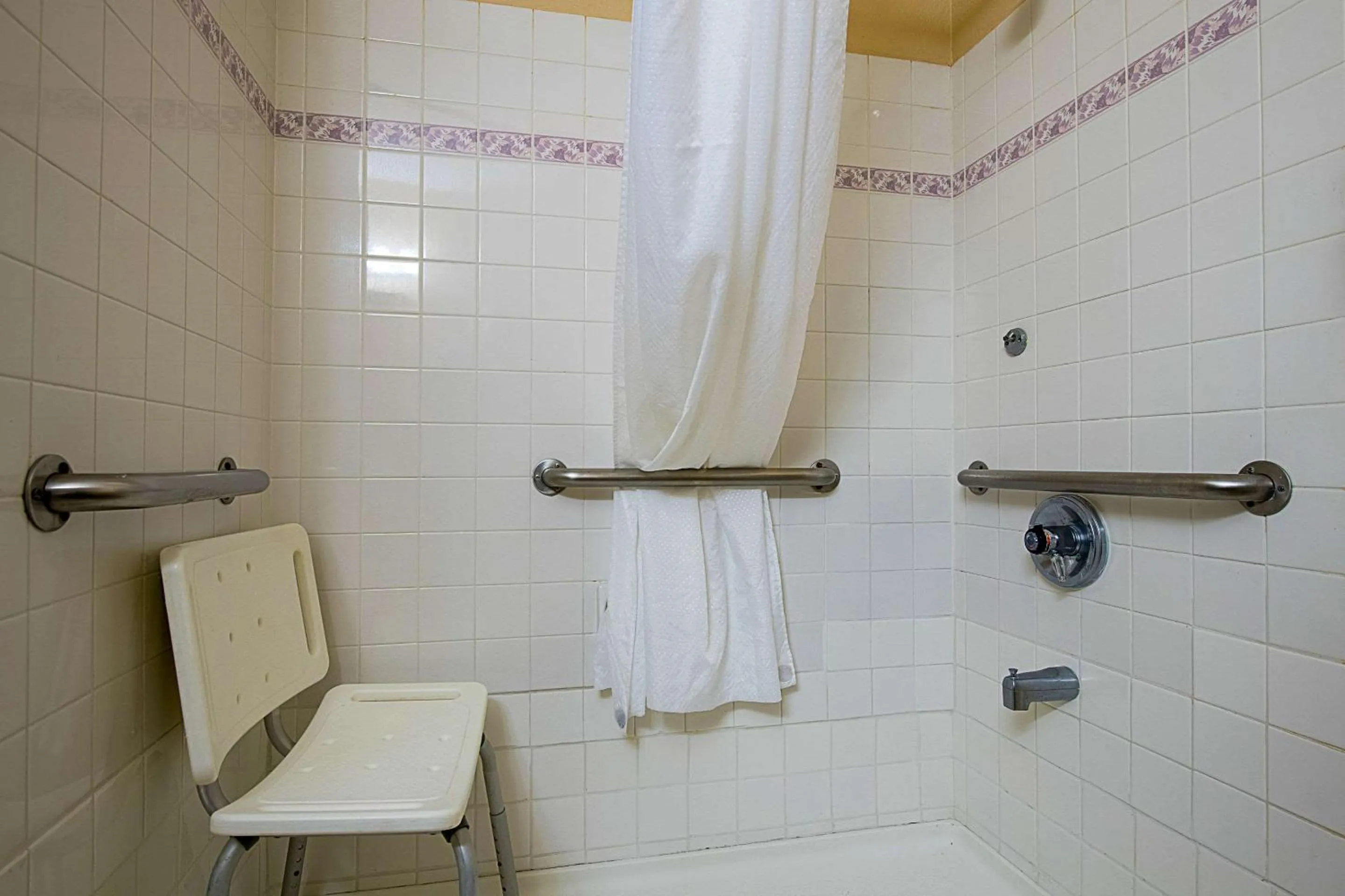 Photo of the whole room in Econo Lodge Buckley