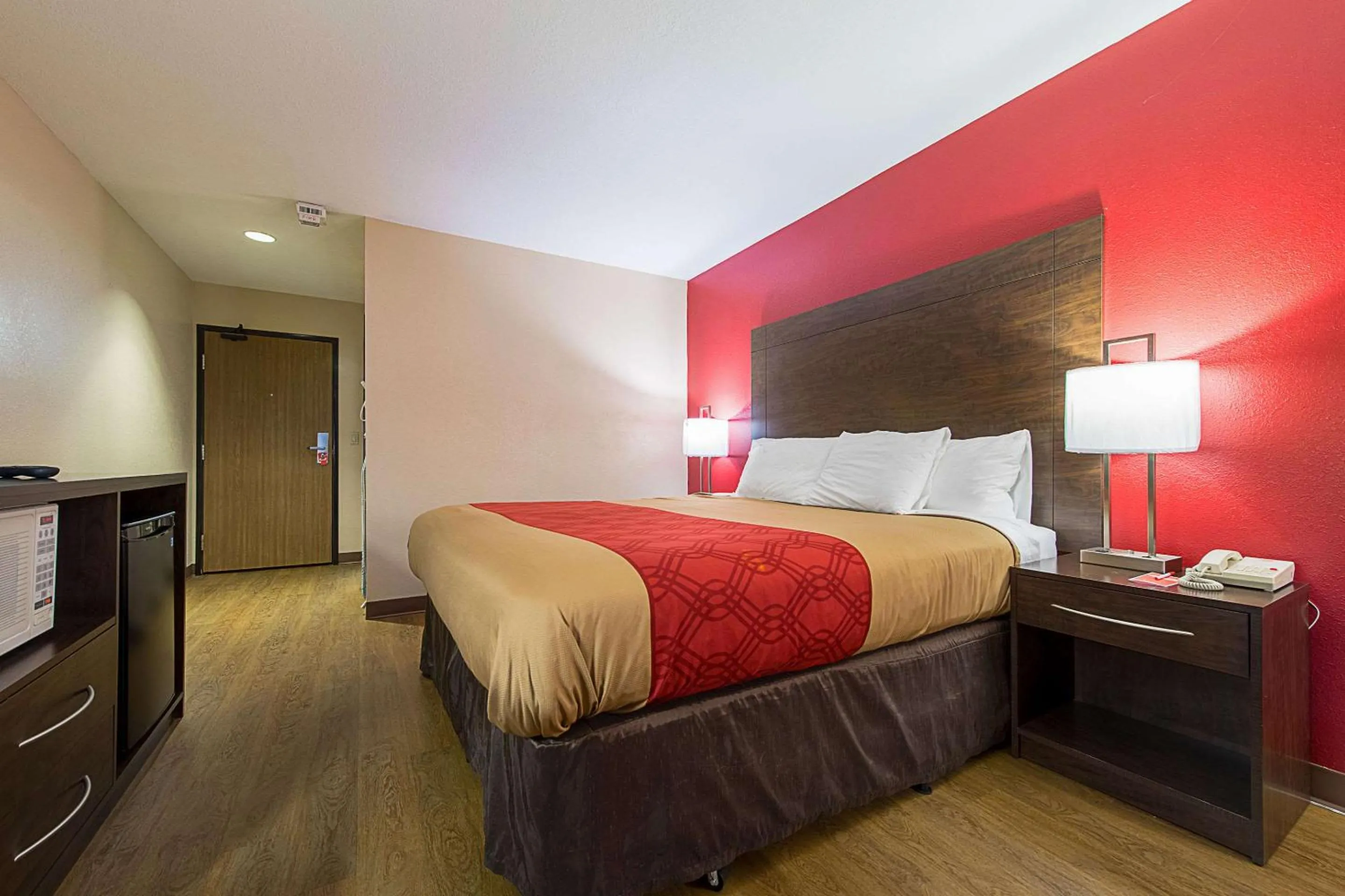 Photo of the whole room, Bed in Econo Lodge Buckley