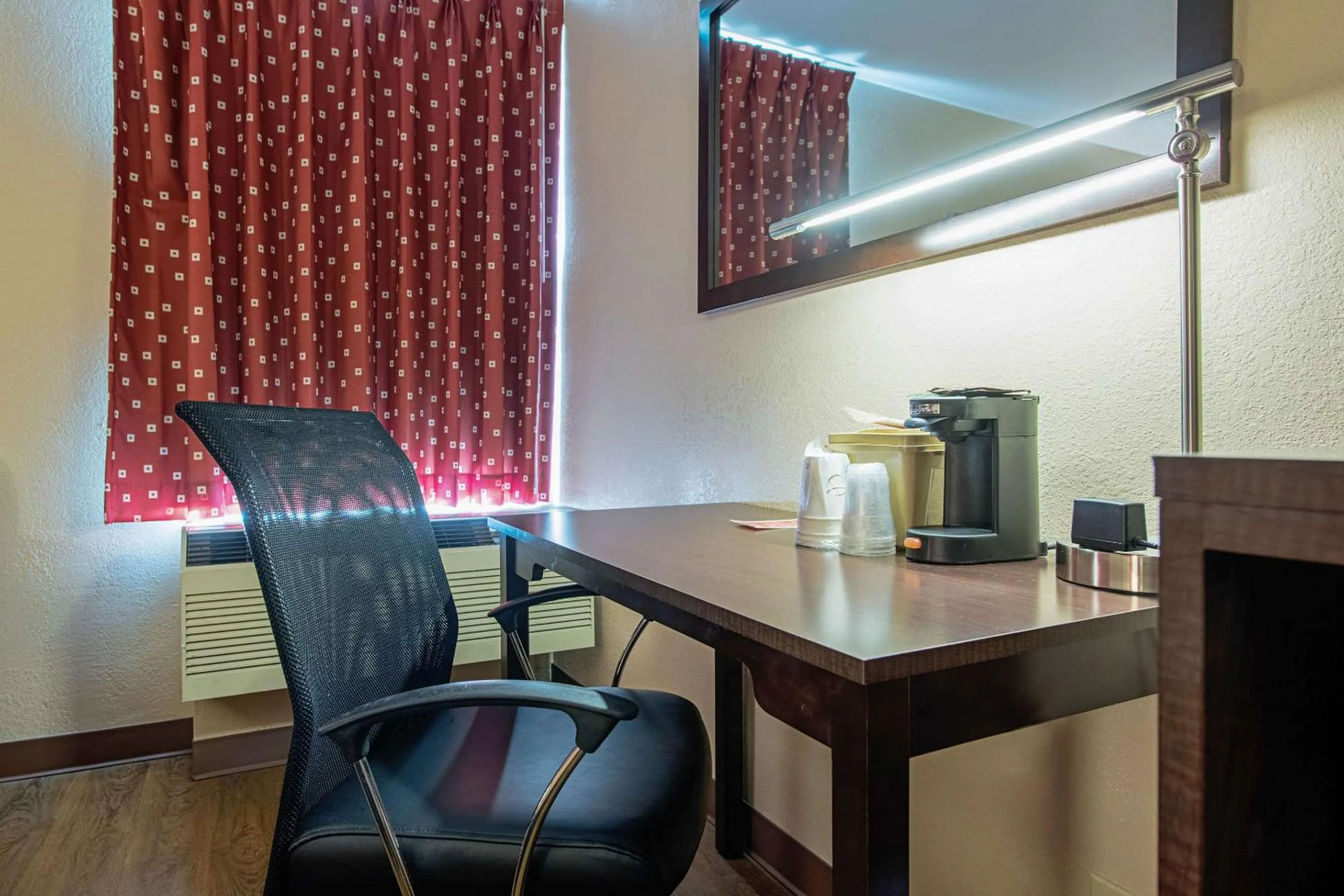 Photo of the whole room in Econo Lodge Buckley