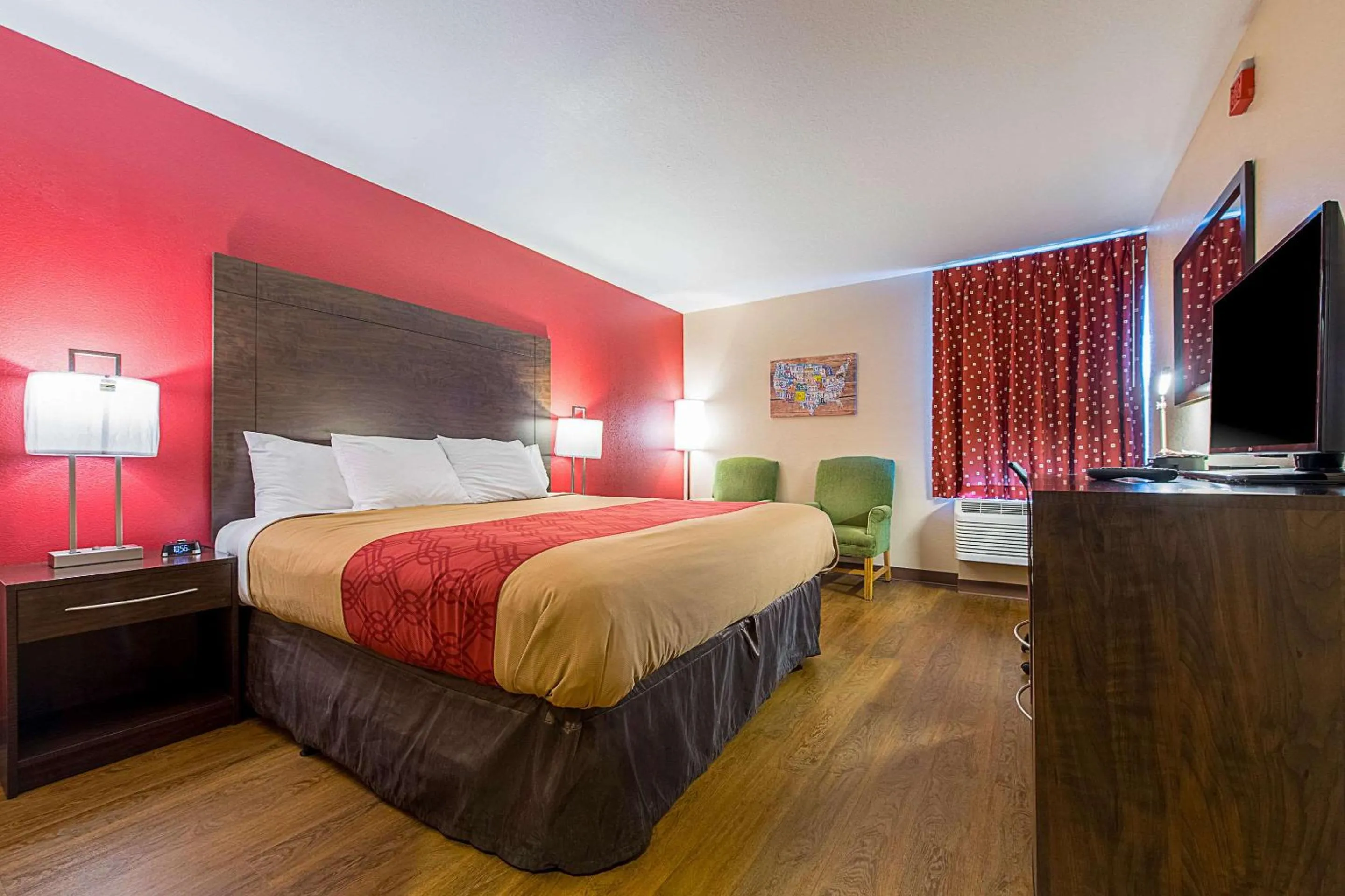 Photo of the whole room, Bed in Econo Lodge Buckley