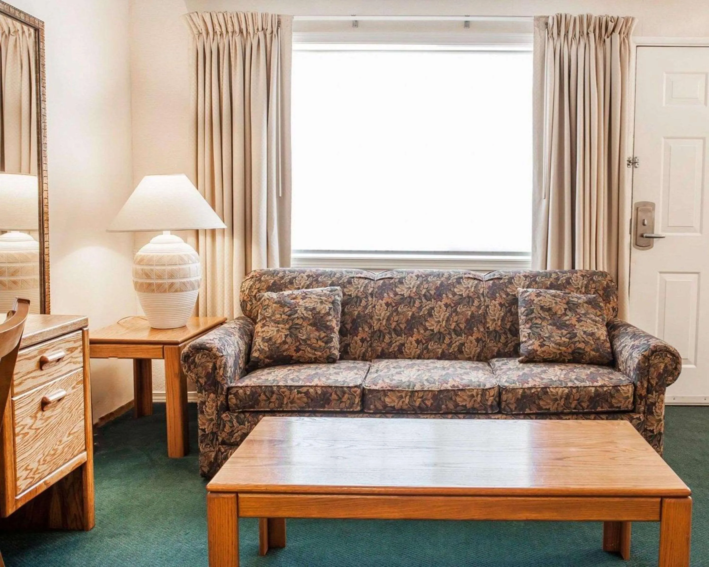 Photo of the whole room, Seating Area in Quality Inn & Suites Bremerton near Naval Shipyard