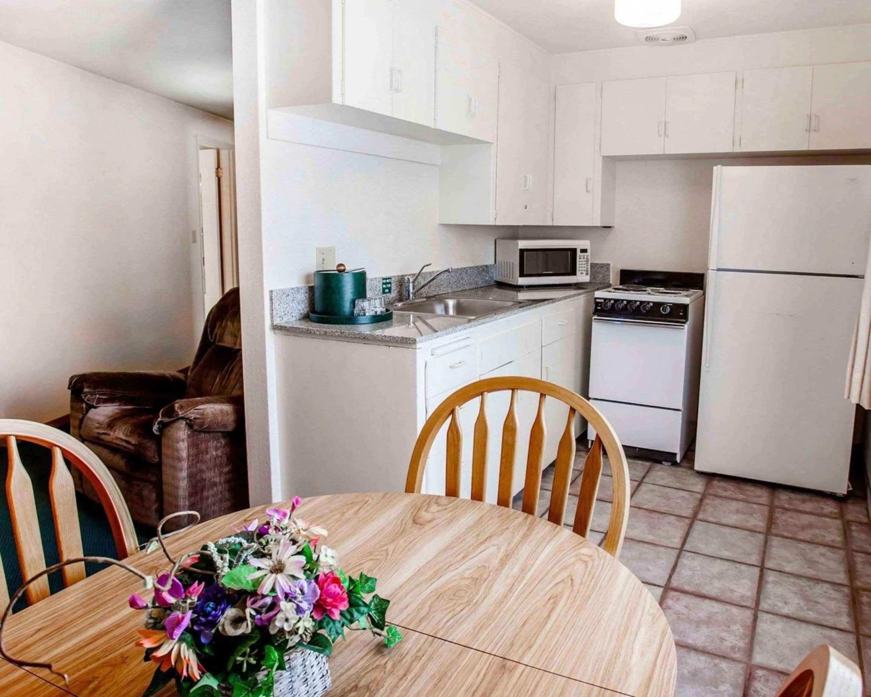 Photo of the whole room, Kitchen/Kitchenette in Quality Inn & Suites Bremerton near Naval Shipyard