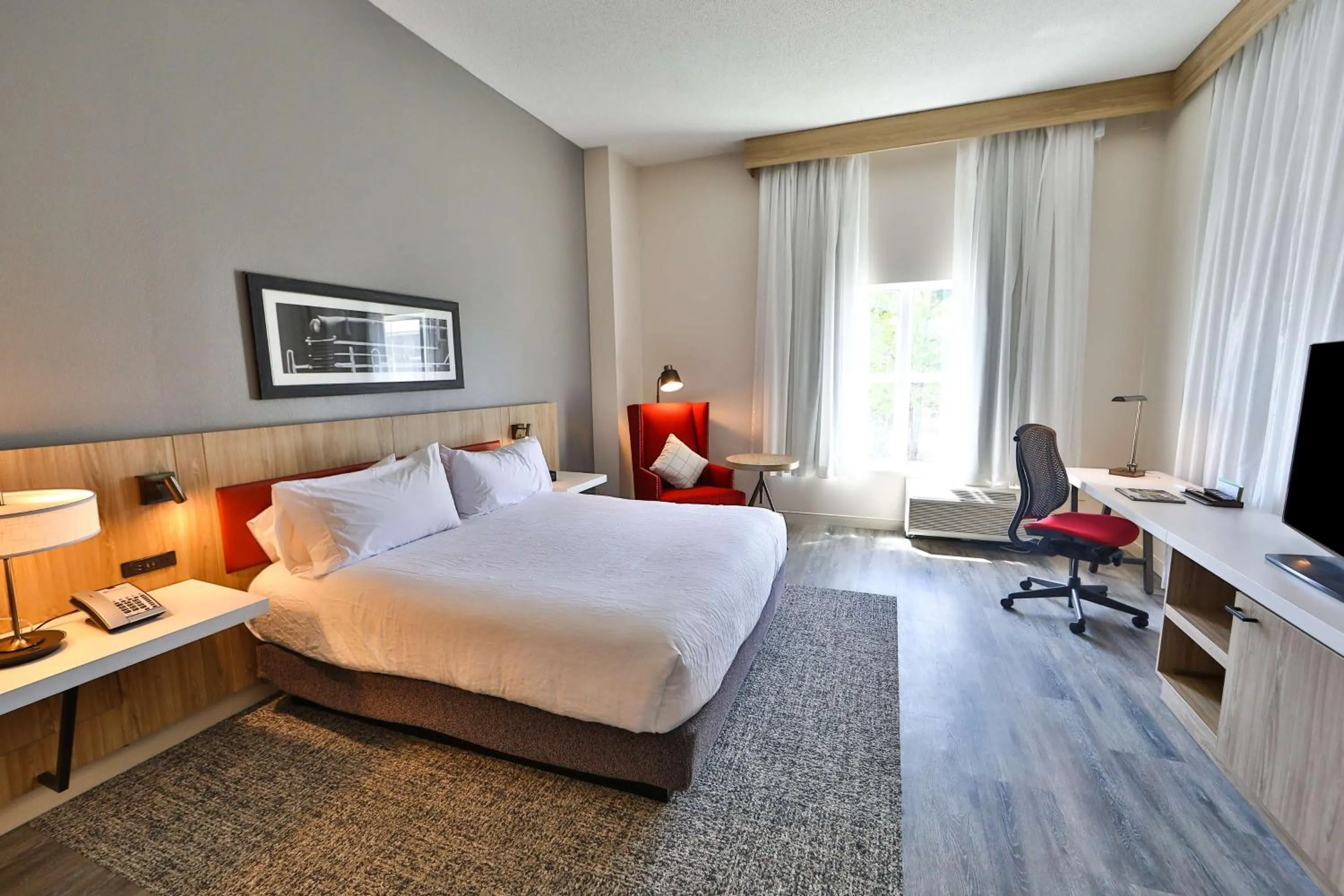 Bedroom, Bed in Hilton Garden Inn Savannah Historic District
