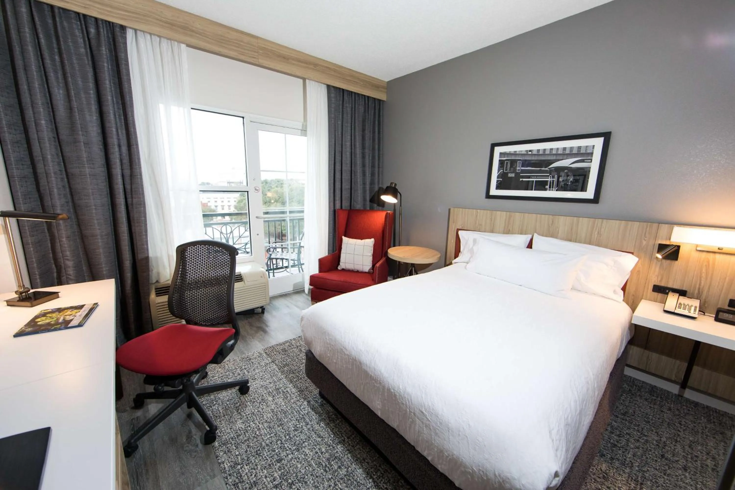 Bedroom, Bed in Hilton Garden Inn Savannah Historic District