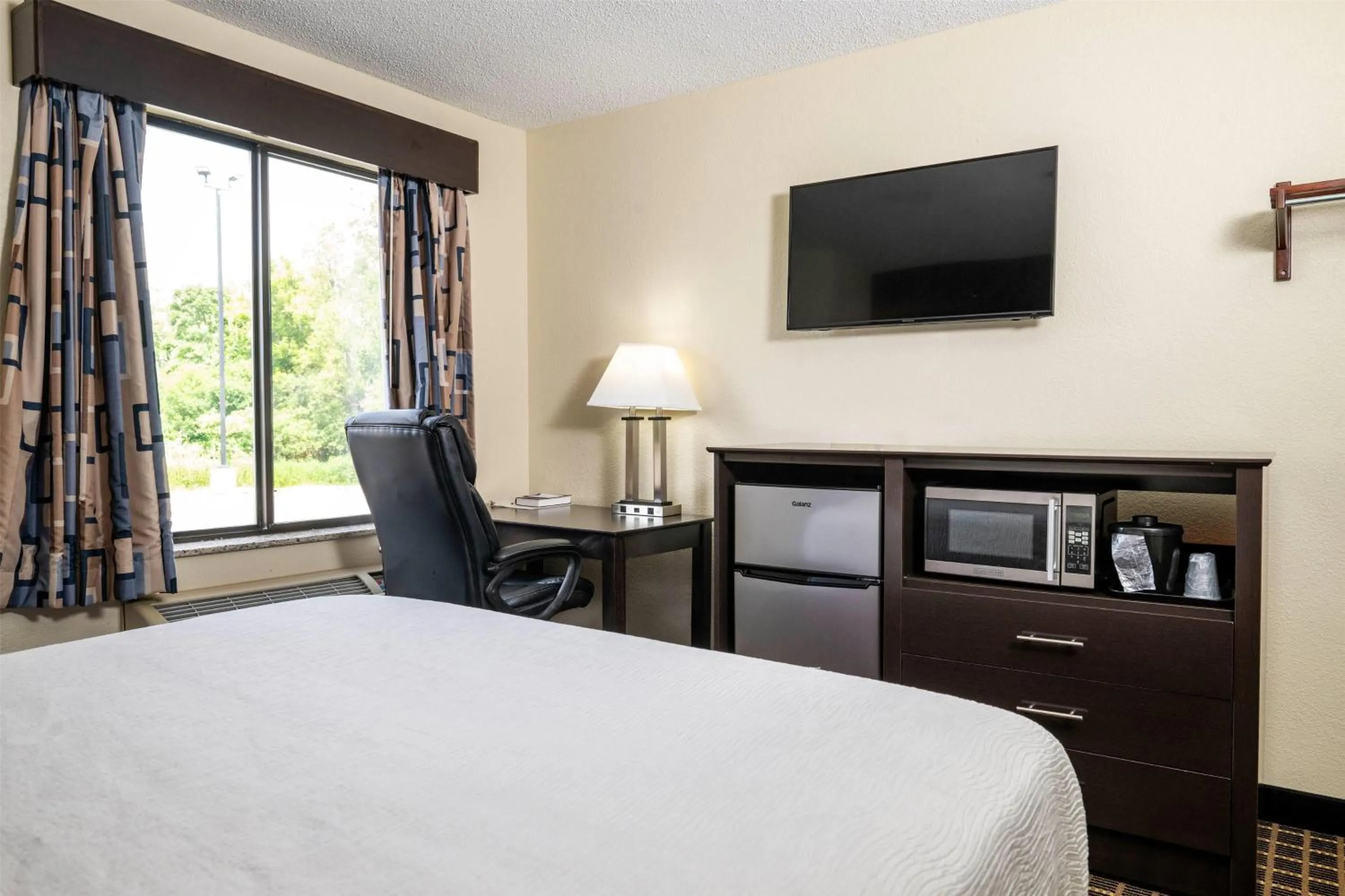 Photo of the whole room, Bed in Baymont Inn & Suites by Wyndham Mukwonago