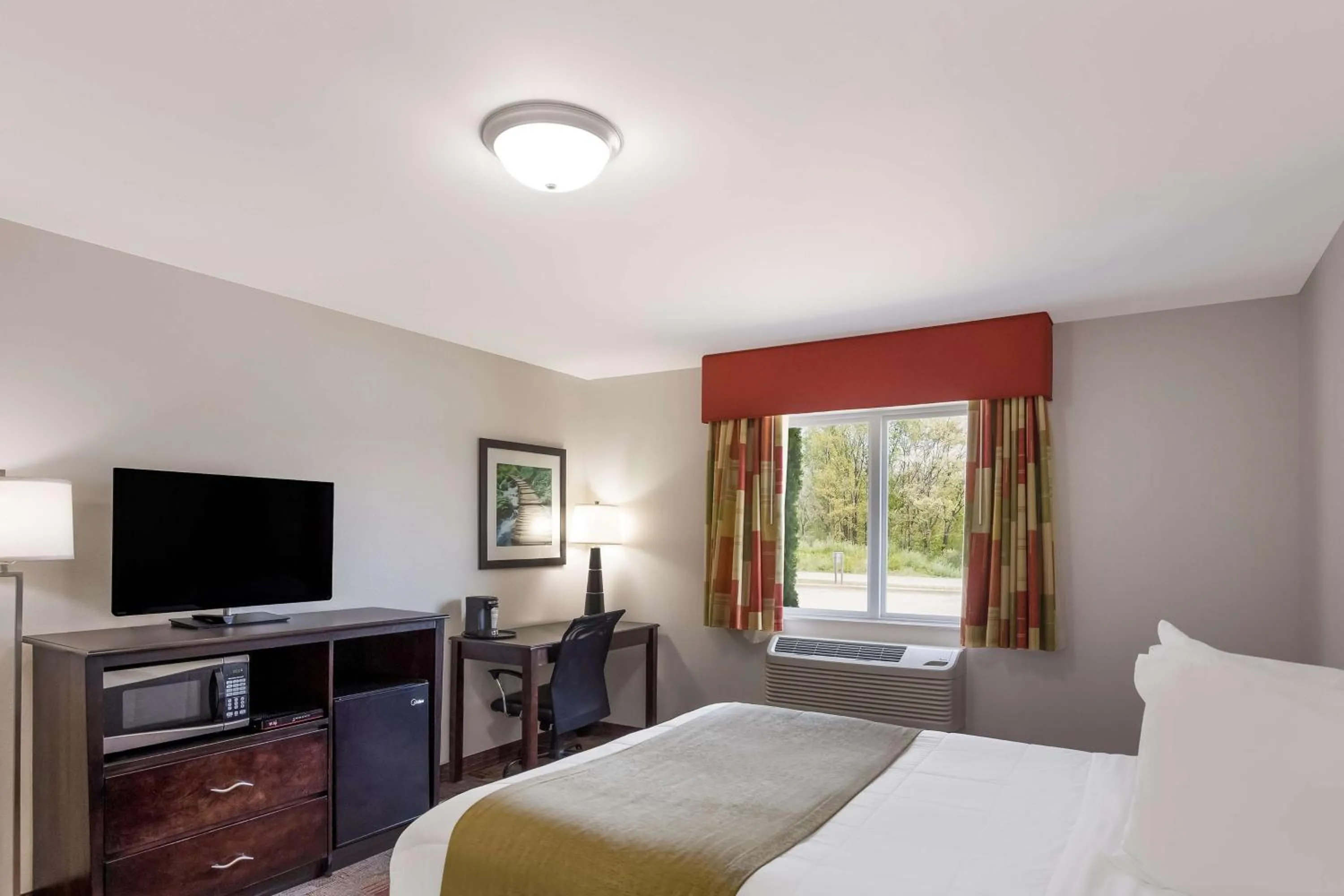 Bedroom, Bed in SureStay Hotel by Best Western Whittington Rend Lake