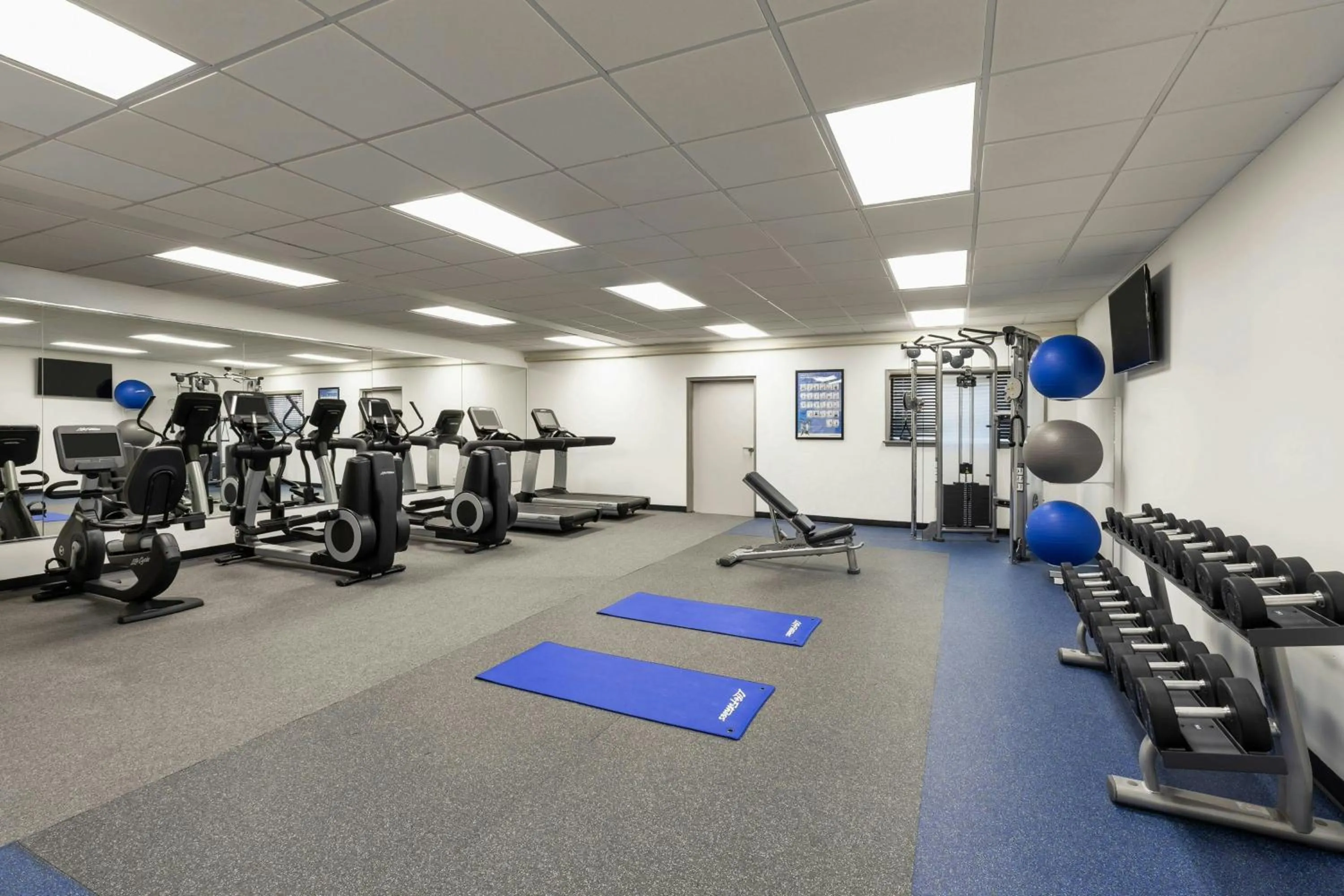 Fitness centre/facilities in Royce Hotel
