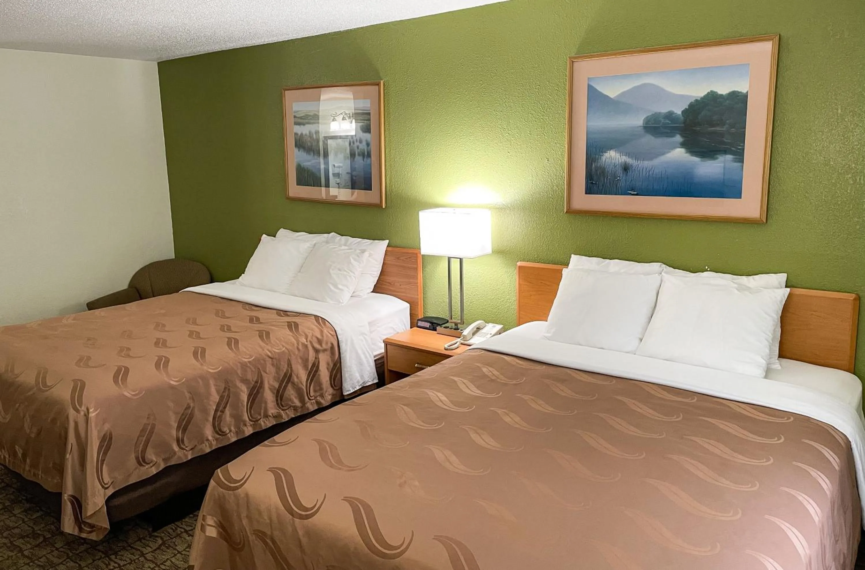 Bed in Hudson Inn & Suites