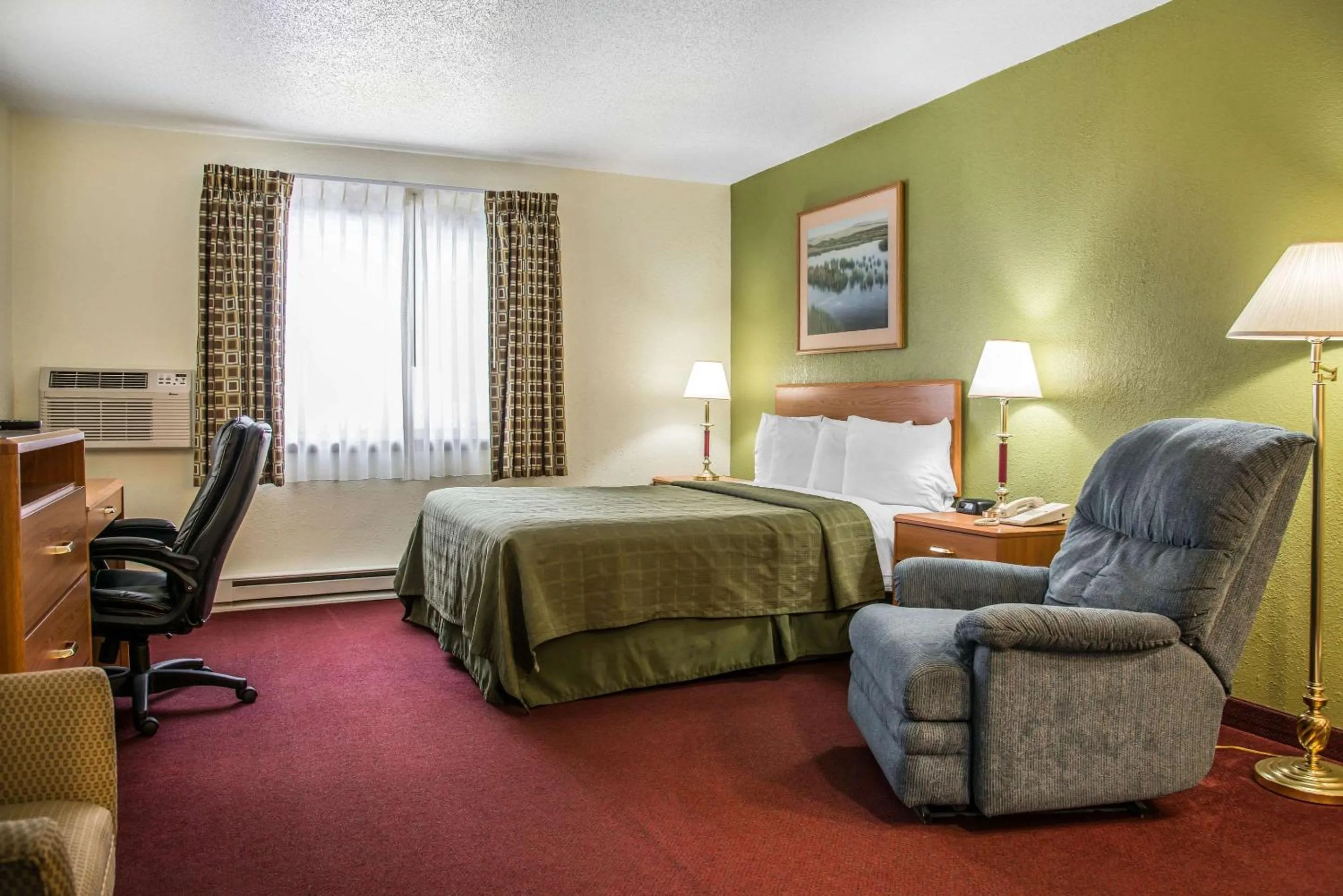 Photo of the whole room, Bed in Hudson Inn & Suites