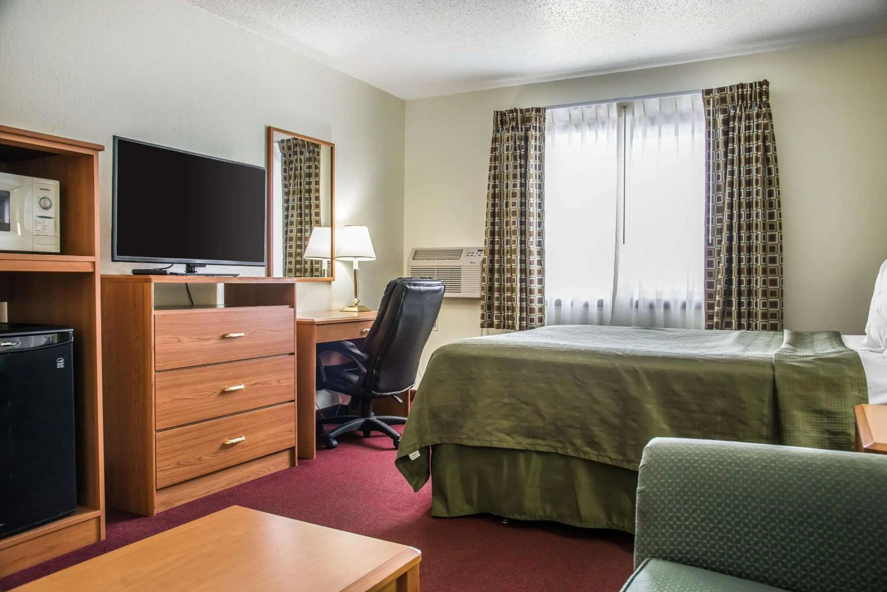 Photo of the whole room, Bed in Hudson Inn & Suites