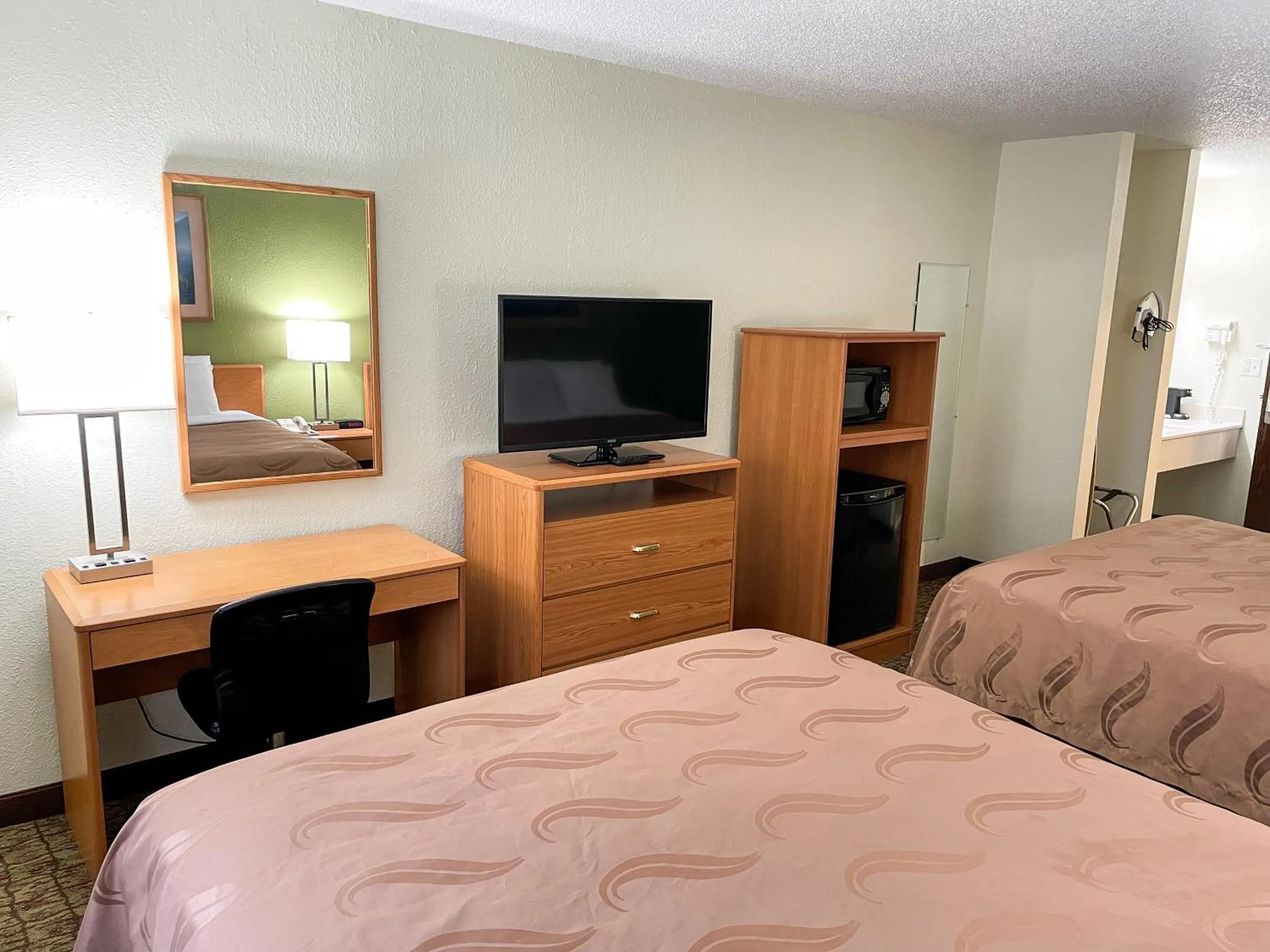 Bed in Hudson Inn & Suites