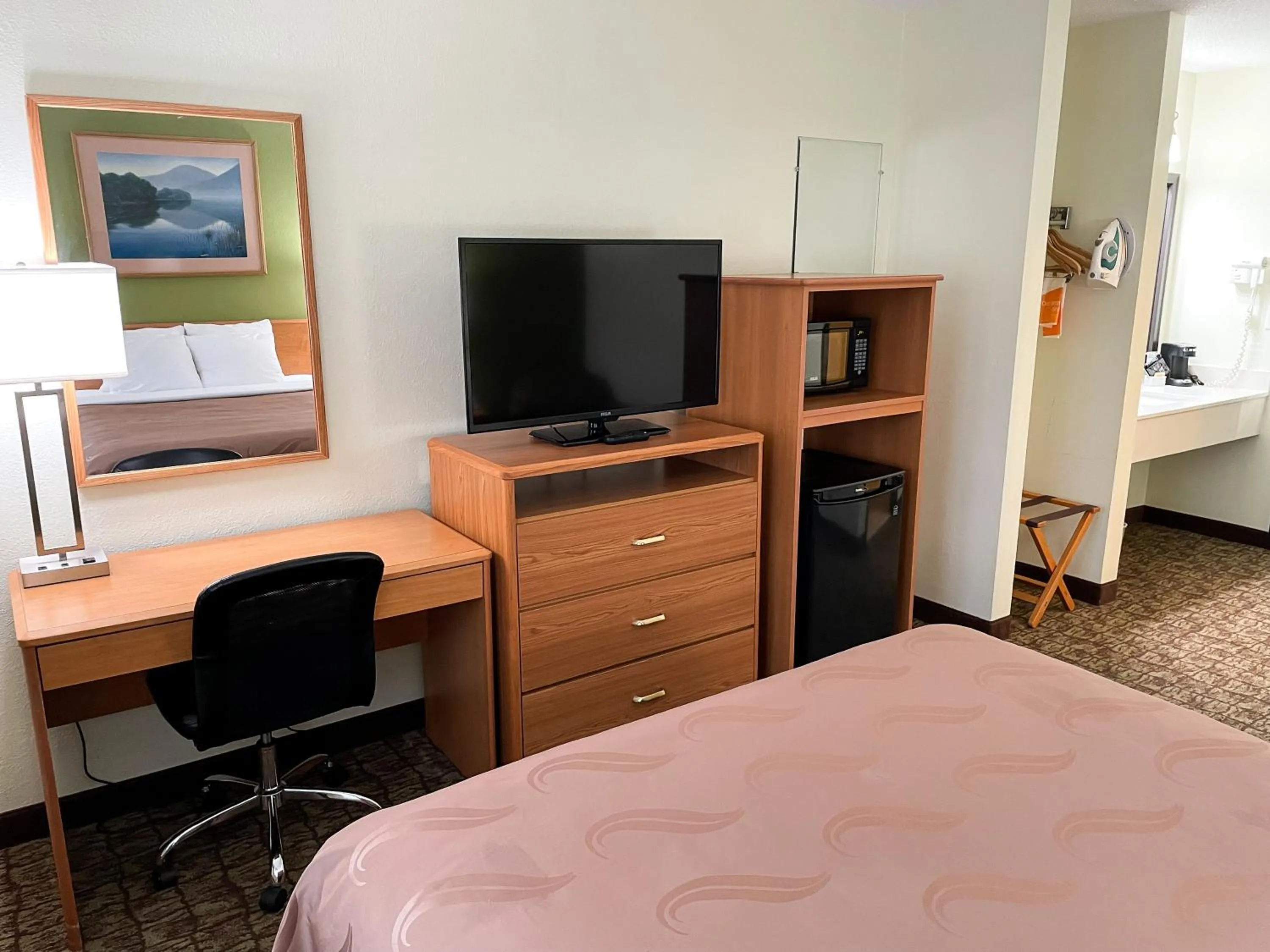 Bed in Hudson Inn & Suites