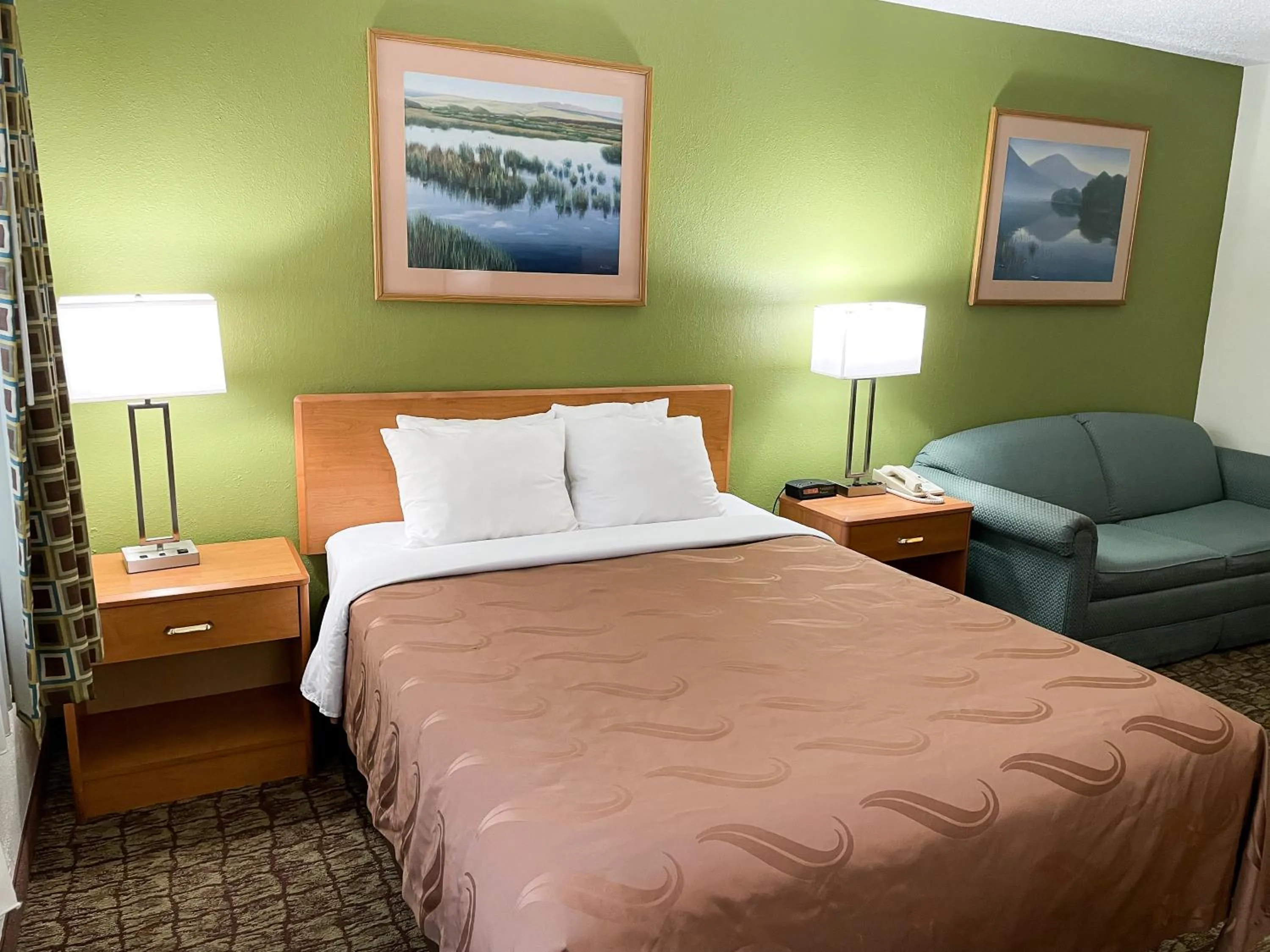 Bed in Hudson Inn & Suites