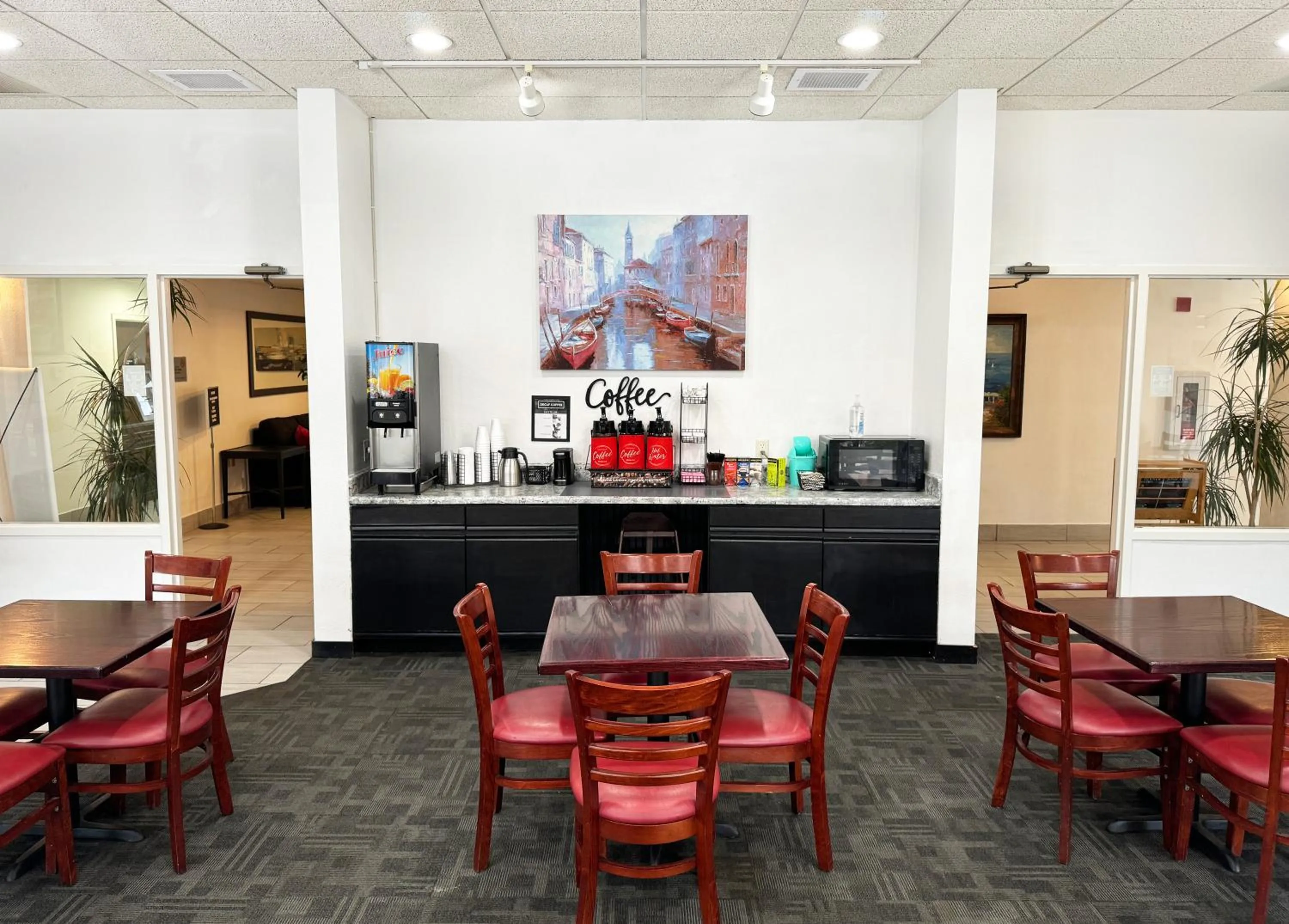 Communal lounge/ TV room in Econo Lodge Wausau - Rothschild