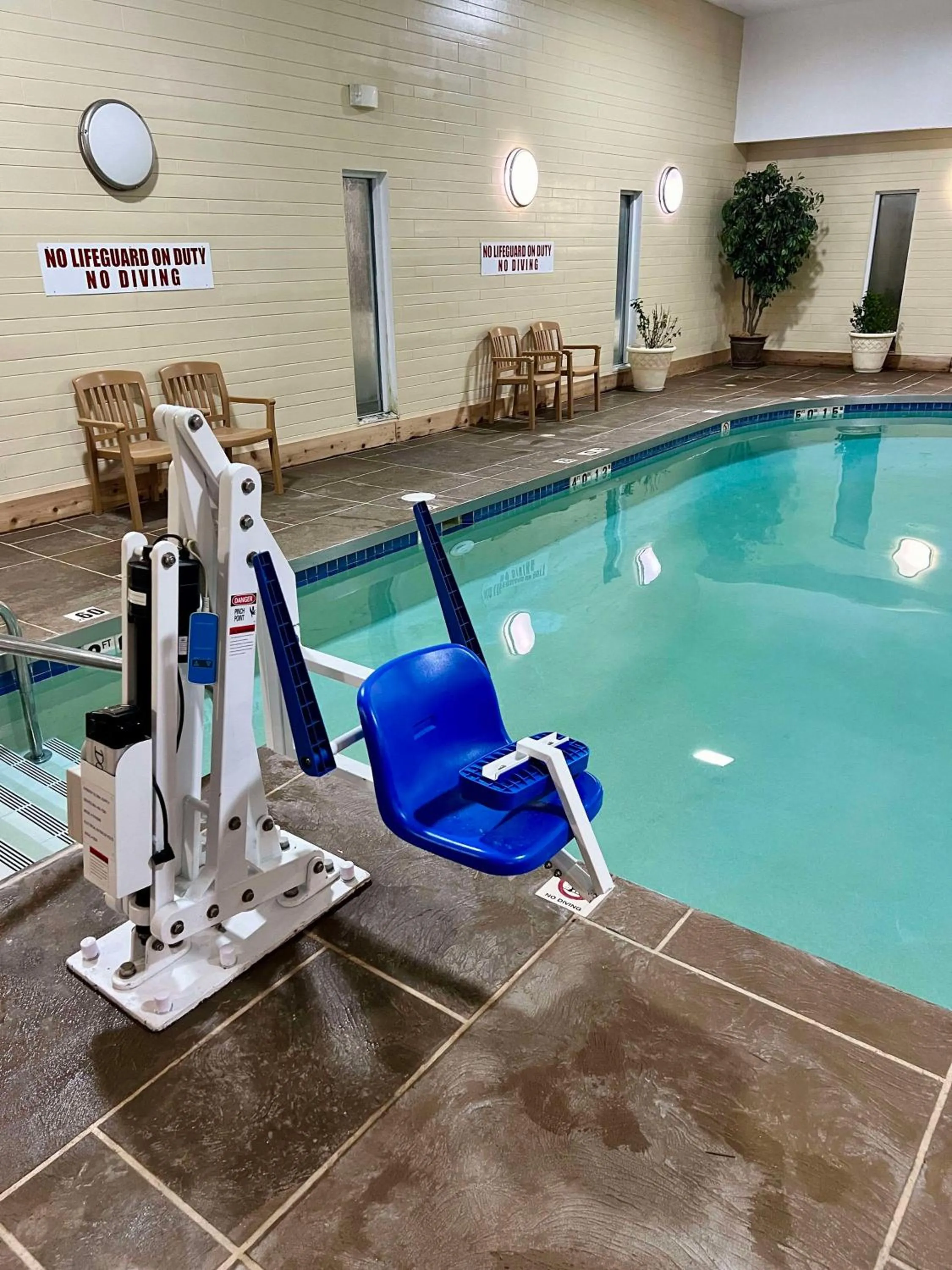 Swimming pool in Econo Lodge Wausau - Rothschild