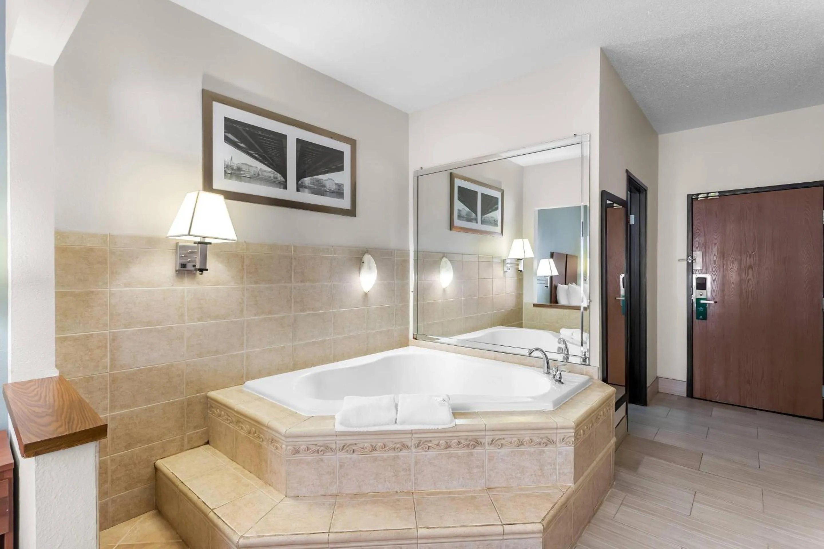 Bedroom, Bed in Quality Inn Beloit