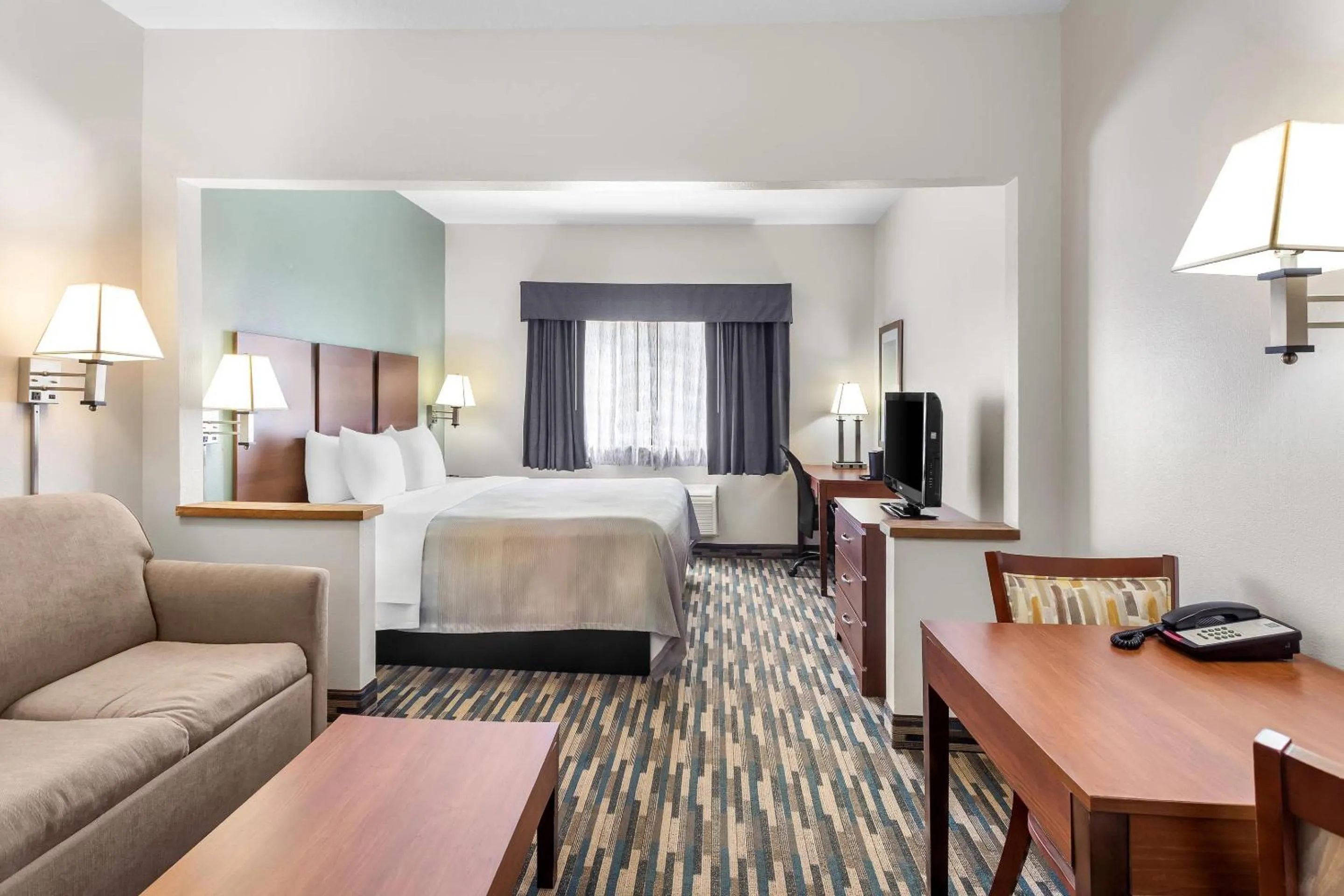 Bedroom, Bed in Quality Inn Beloit