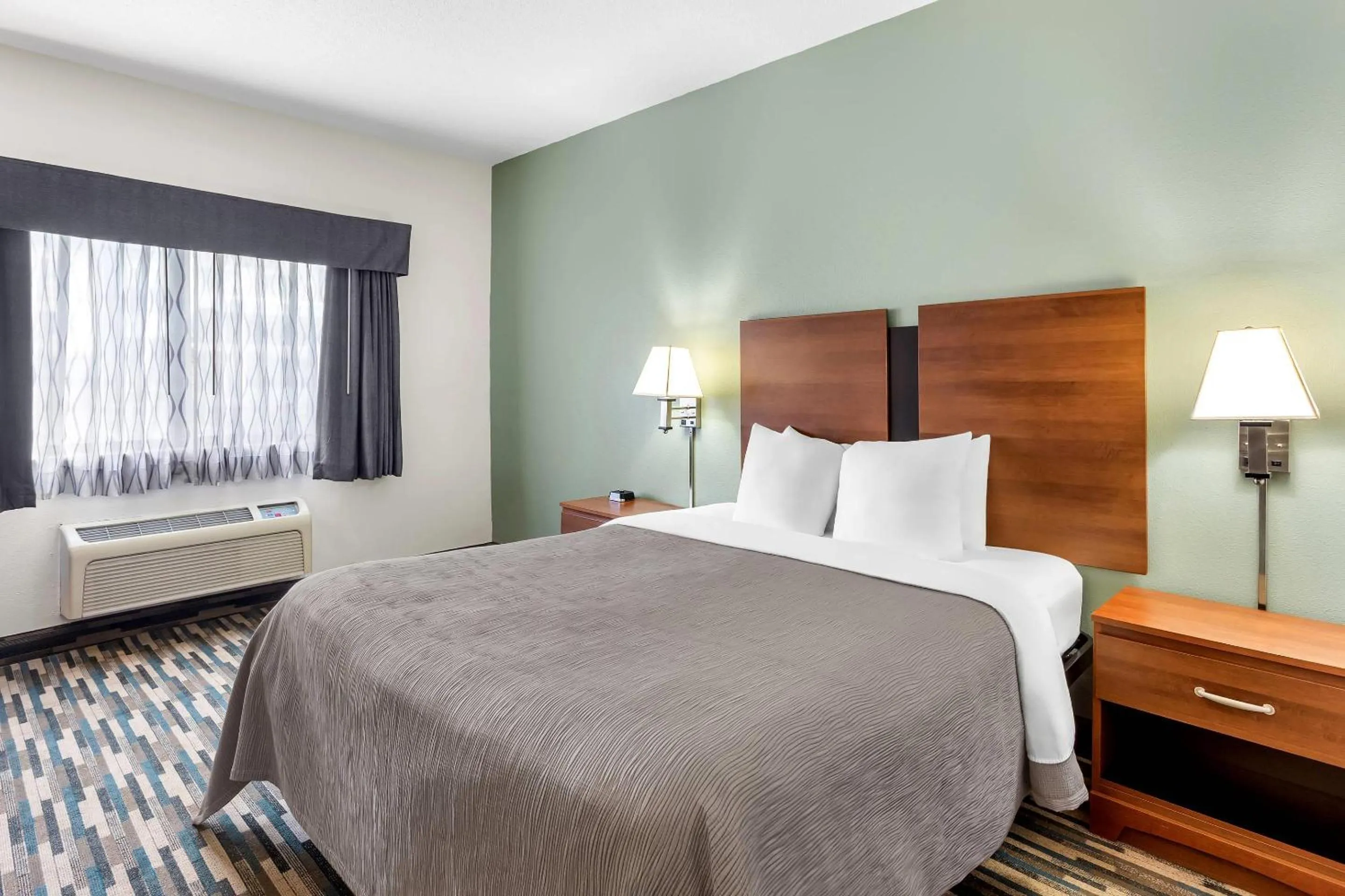 Bedroom, Bed in Quality Inn Beloit