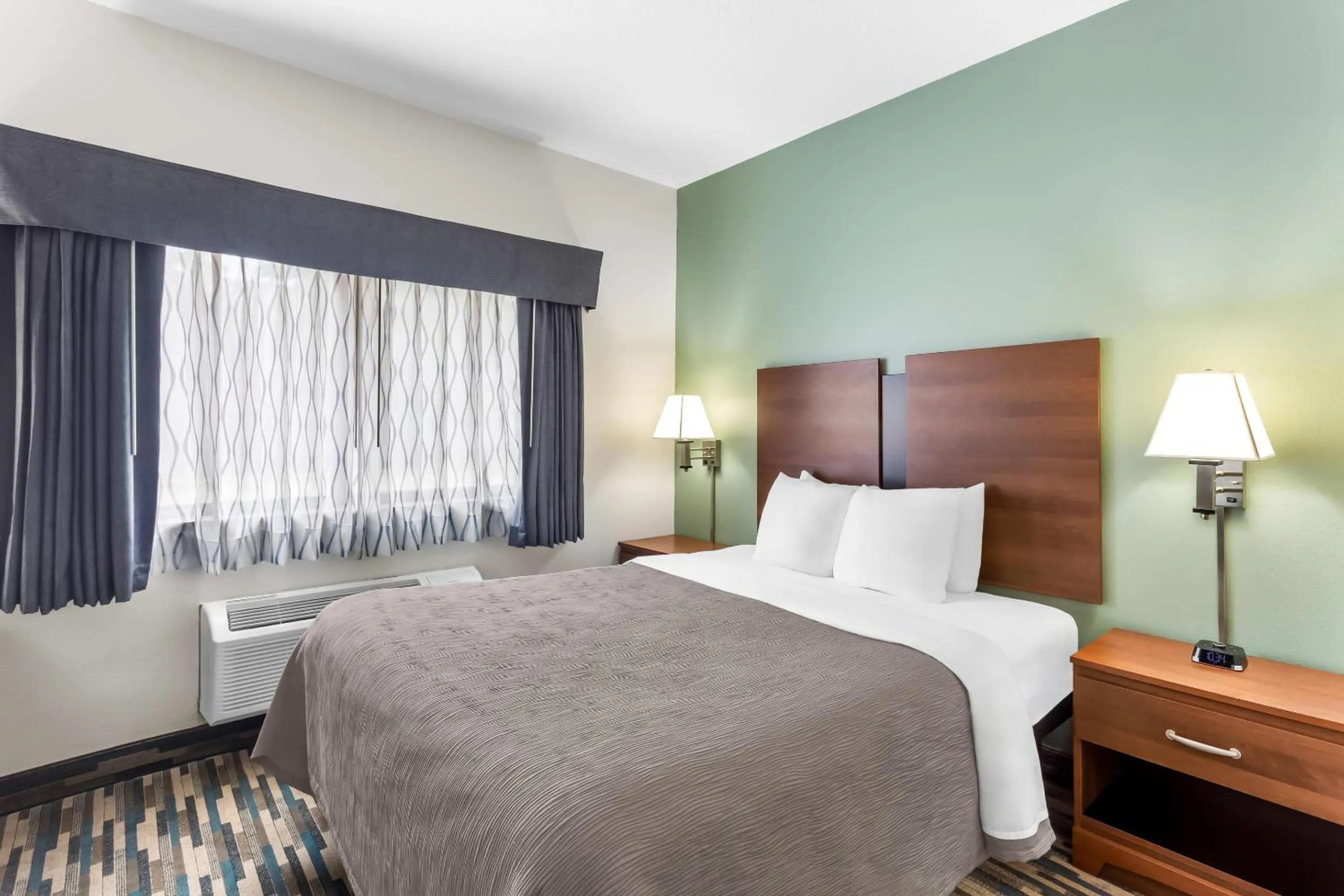 Bedroom, Bed in Quality Inn Beloit