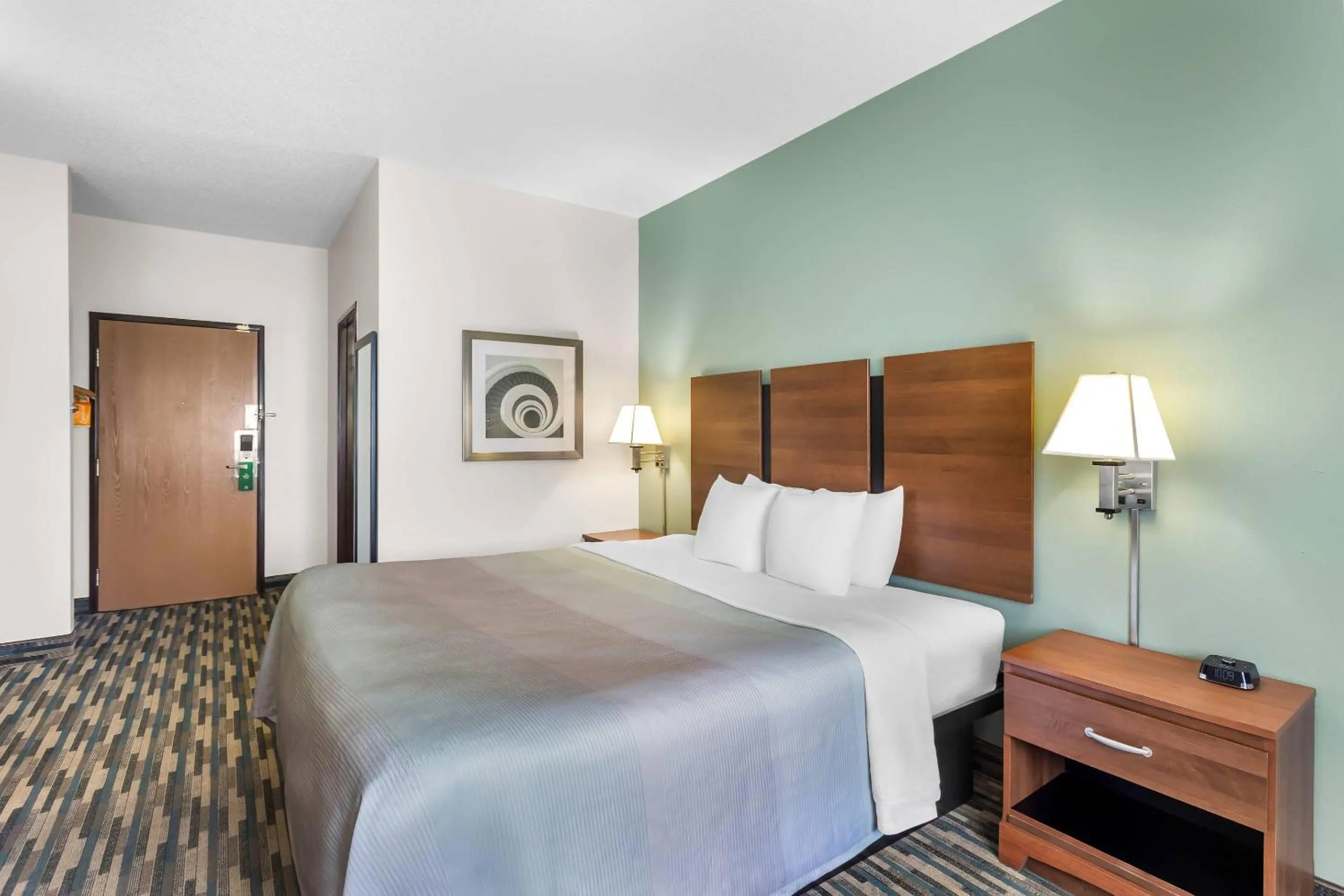 Bedroom, Bed in Quality Inn Beloit