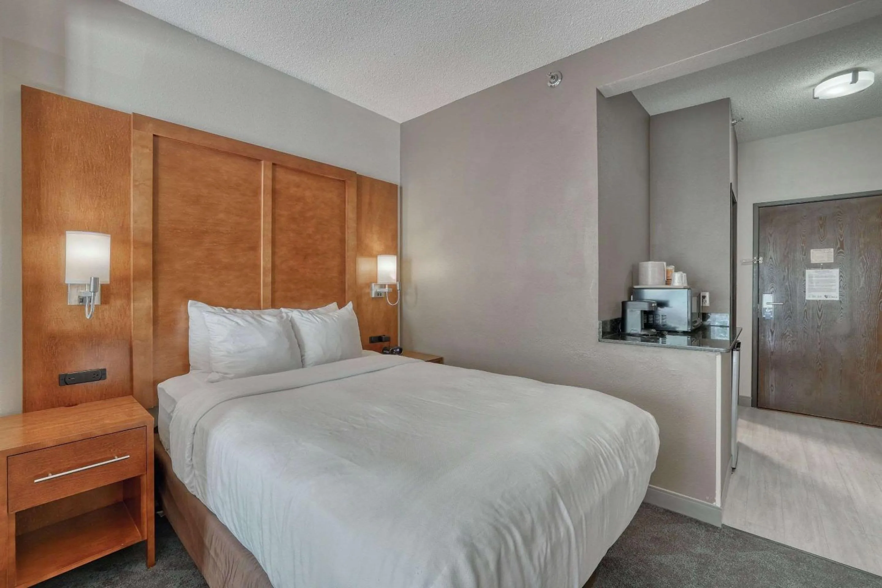 Bedroom, Bed in Comfort Suites Appleton Airport