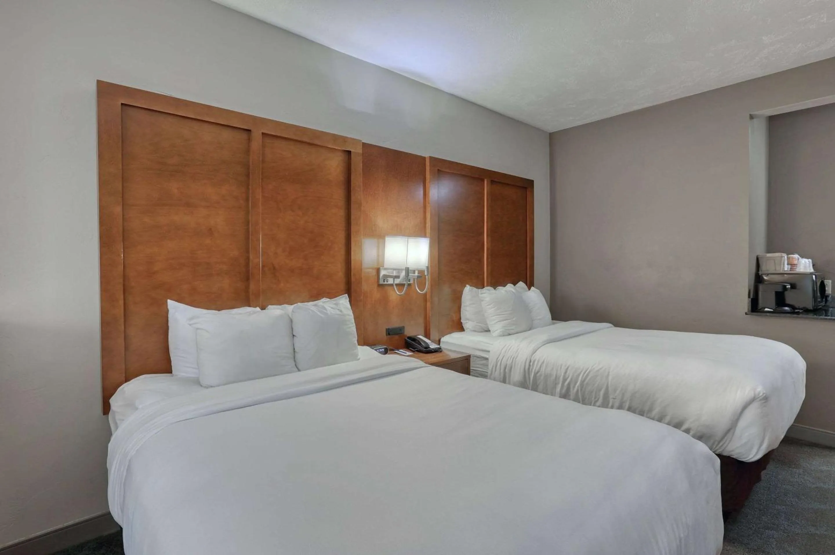 Bedroom, Bed in Comfort Suites Appleton Airport