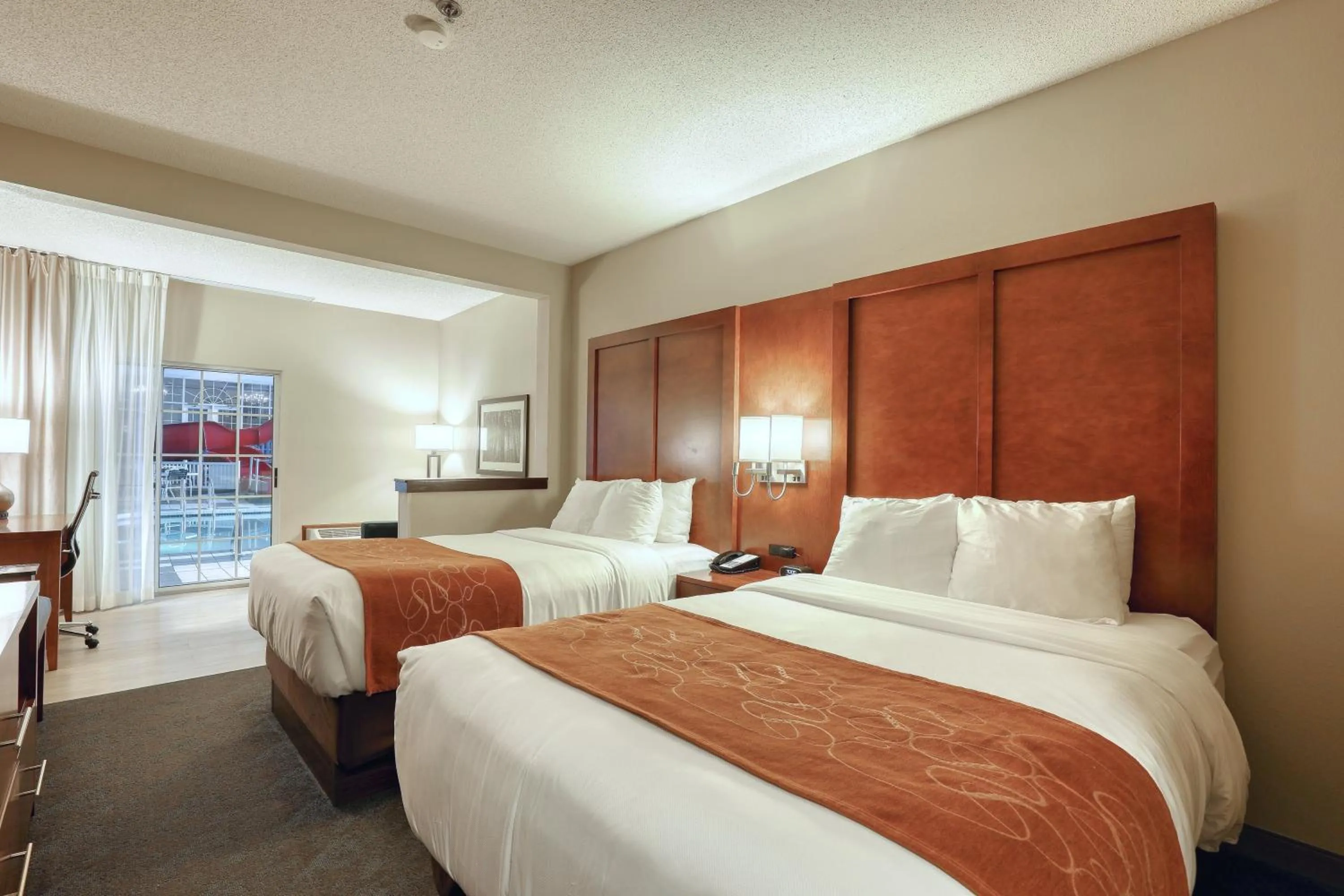 Bedroom, Bed in Comfort Suites Appleton Airport