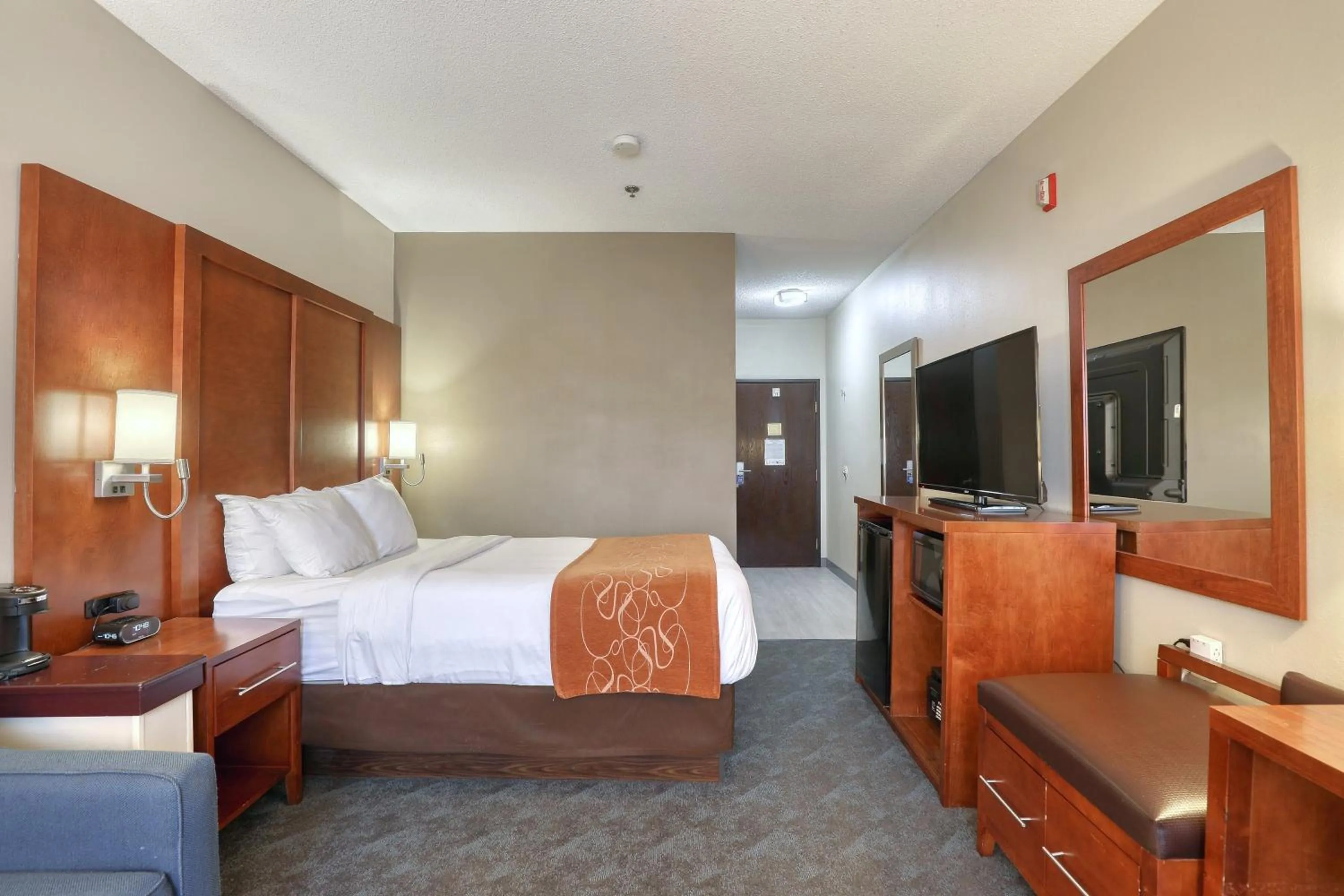 Photo of the whole room, Bed in Comfort Suites Appleton Airport