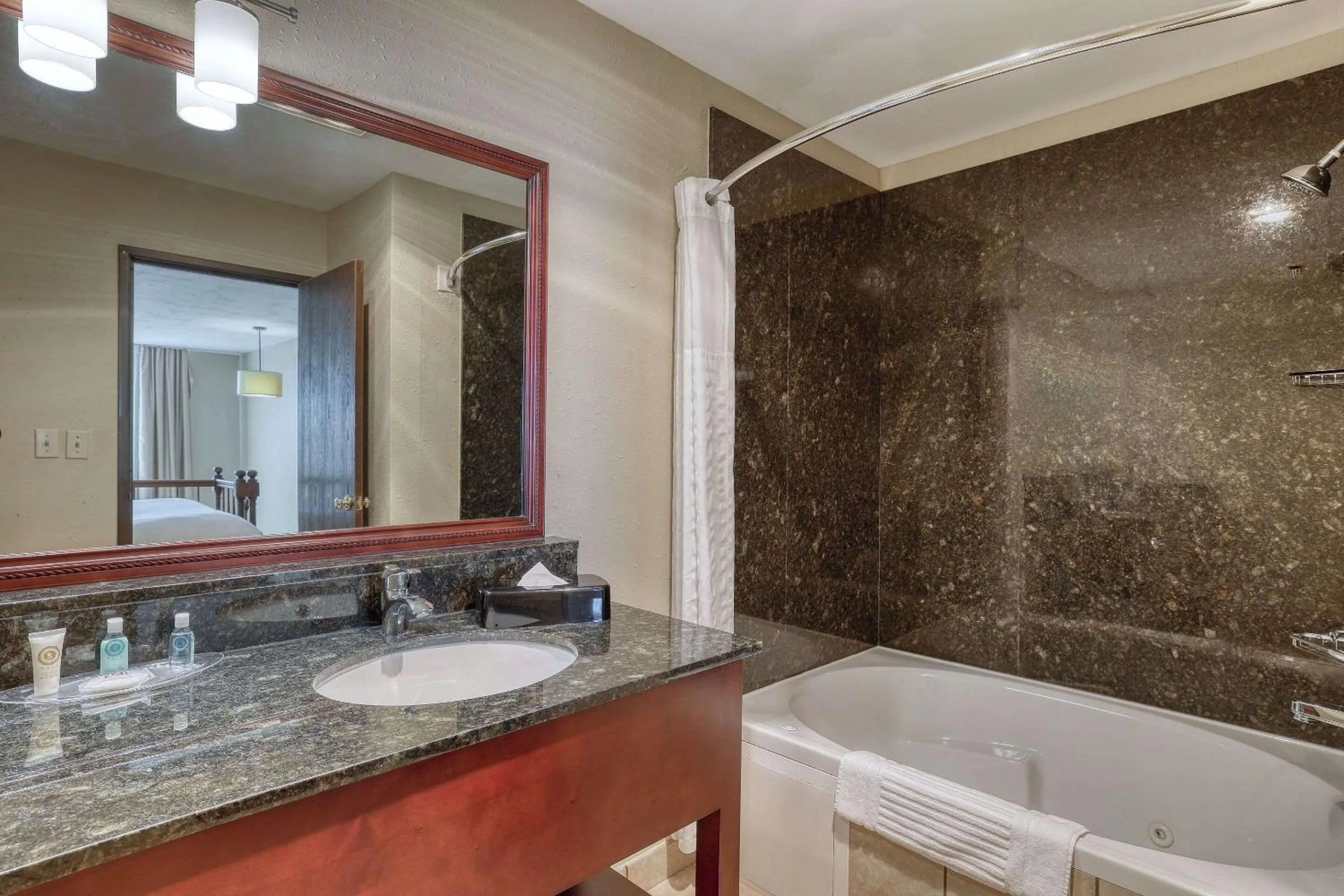 Bedroom in Comfort Suites Appleton Airport