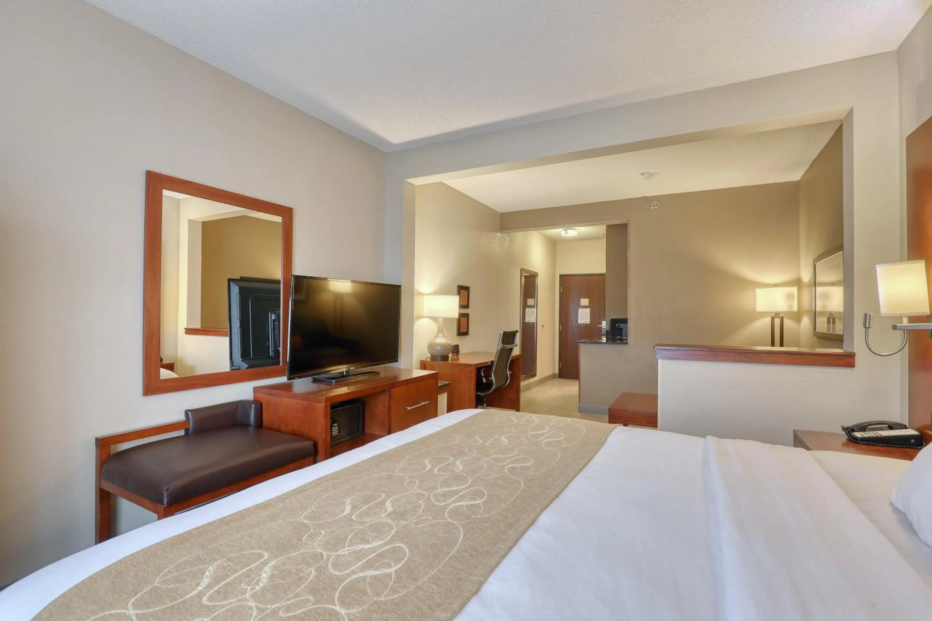 Bedroom, Bed in Comfort Suites Appleton Airport
