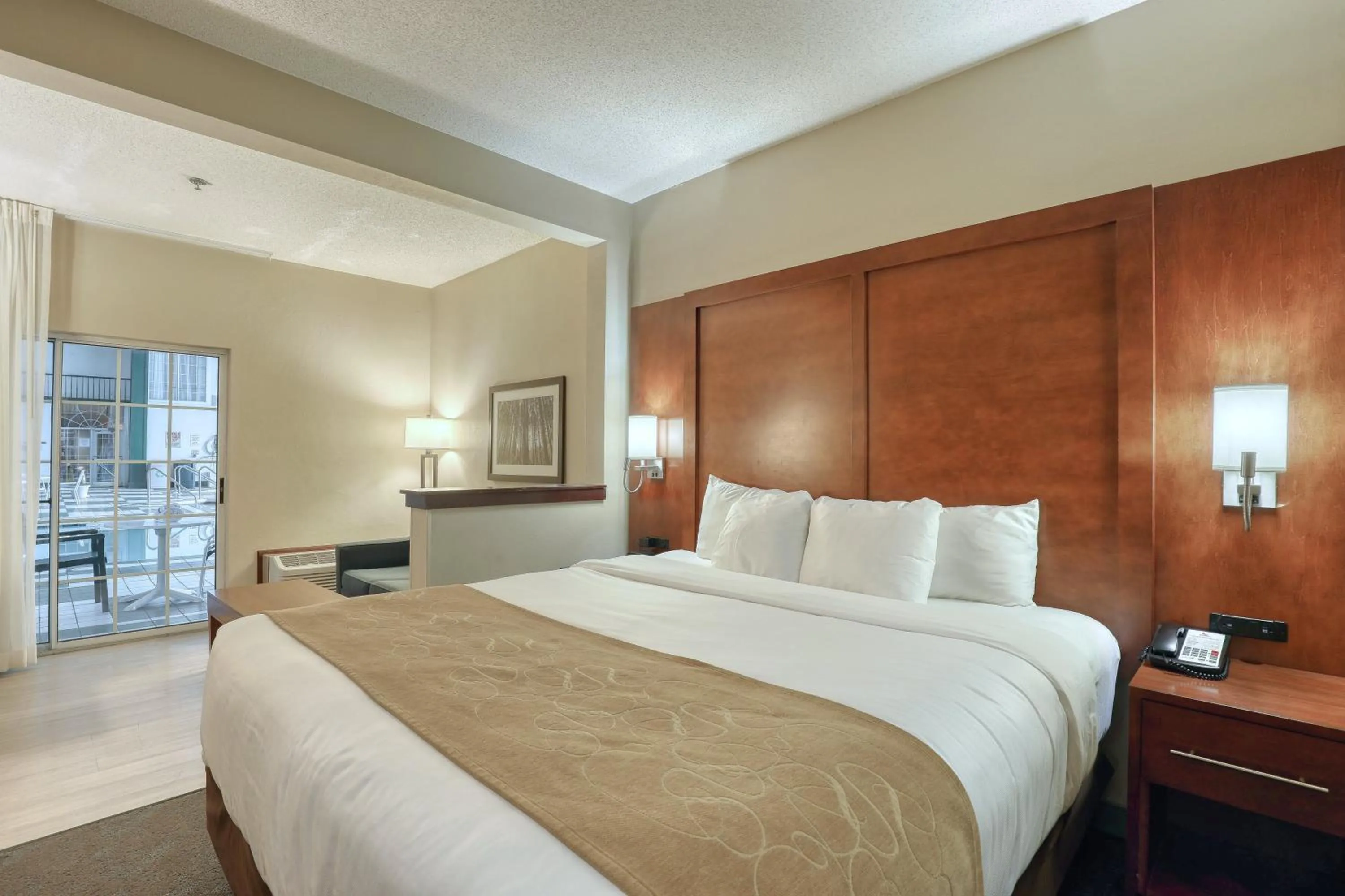 Bedroom, Bed in Comfort Suites Appleton Airport